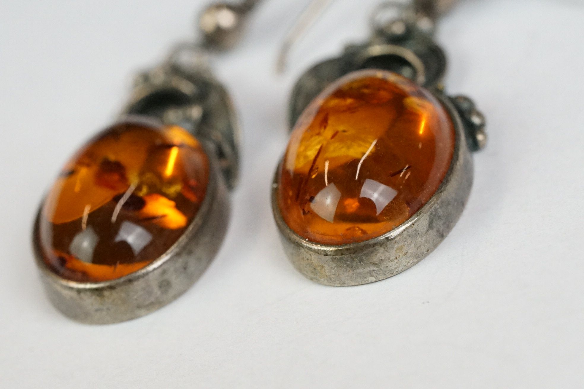 Pair of silver and amber drop earrings - Bild 2 aus 6