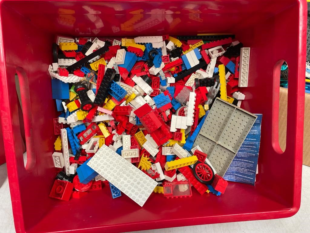 Lego - Large quantity of mixed Lego to include Knex, wheels, base plates, bricks (blue, white, - Image 2 of 8
