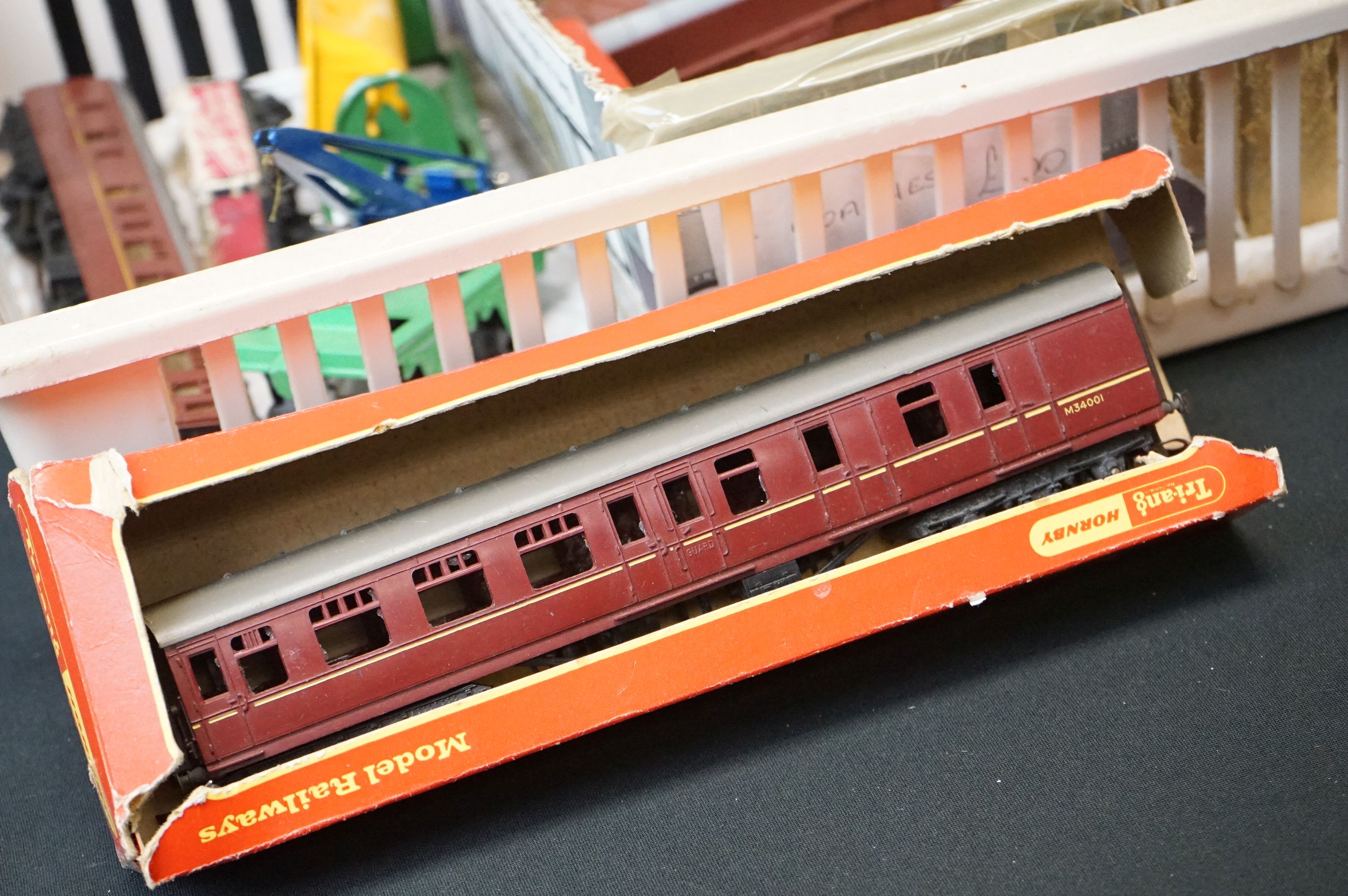 Collection of OO gauge model railway to include 7 x items of rolling stock stock and a Lima 0-6-0 - Image 3 of 5