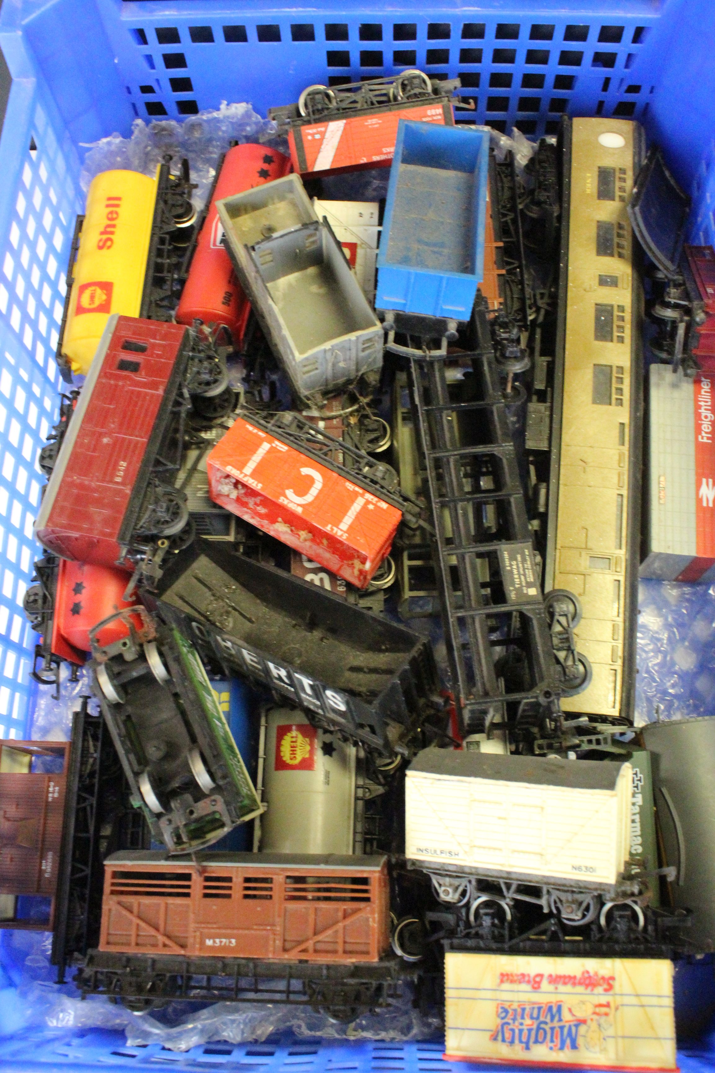 Over 90 OO gauge items of rolling stock to include wagons, trucks, tankers and coaches featuring - Image 7 of 7