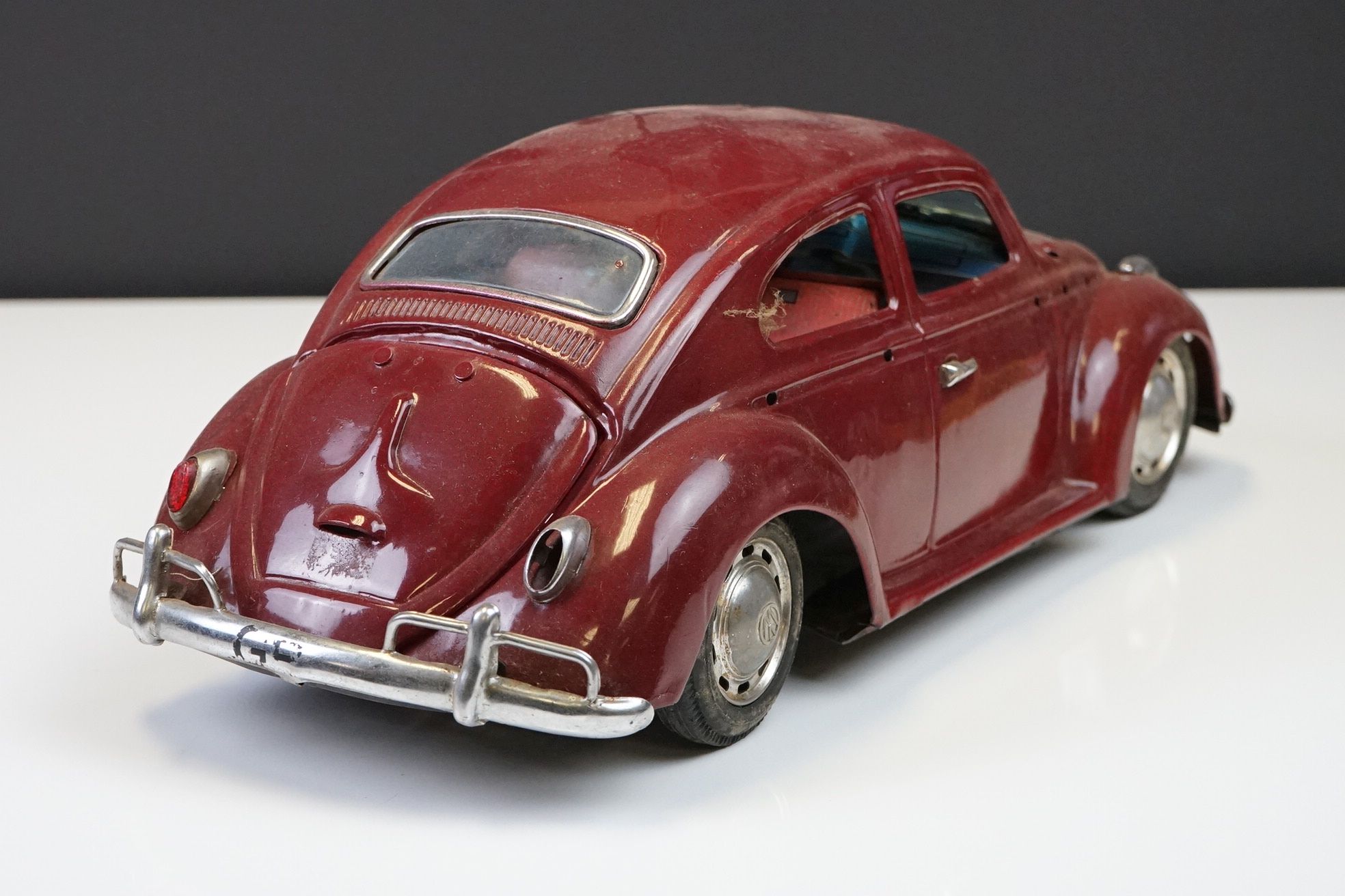 Six mid 20th C play worn tin plate models to include VW in maroon, fire engine with extending - Image 24 of 37