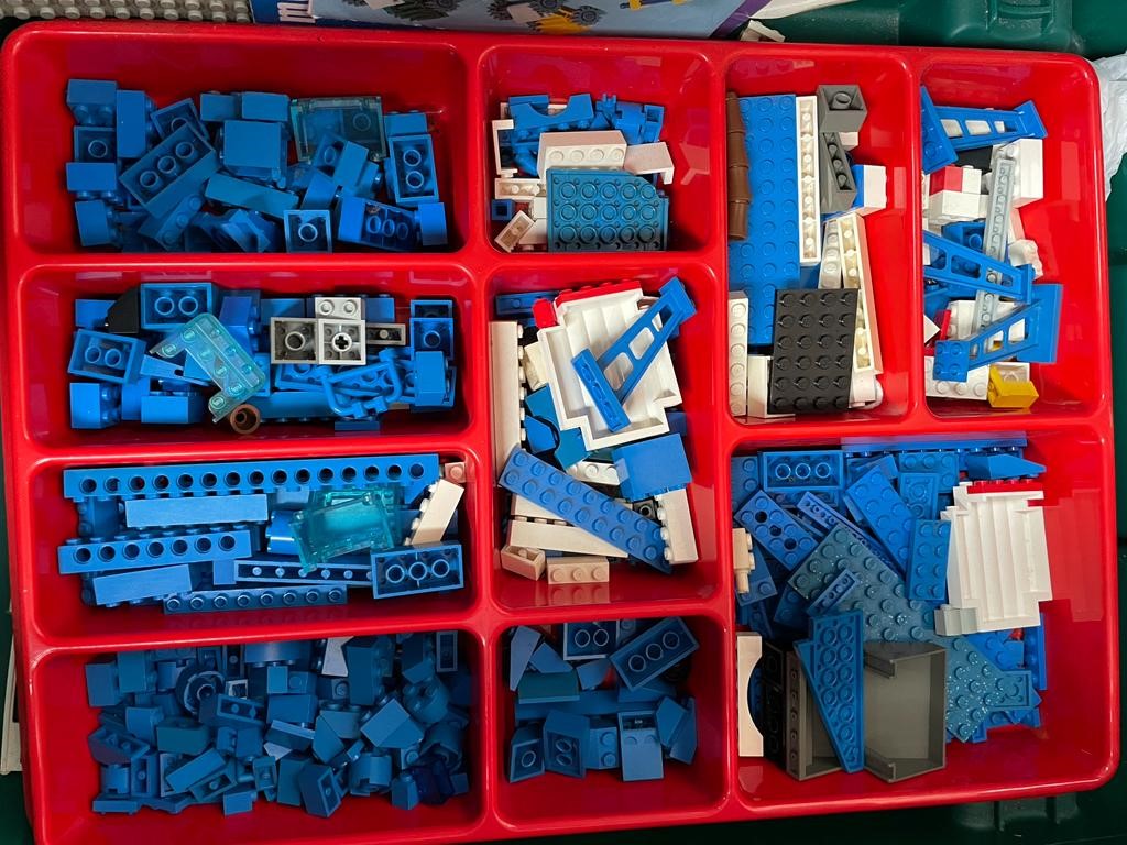 Lego - Large quantity of mixed Lego to include Knex, wheels, base plates, bricks (blue, white, - Image 8 of 8