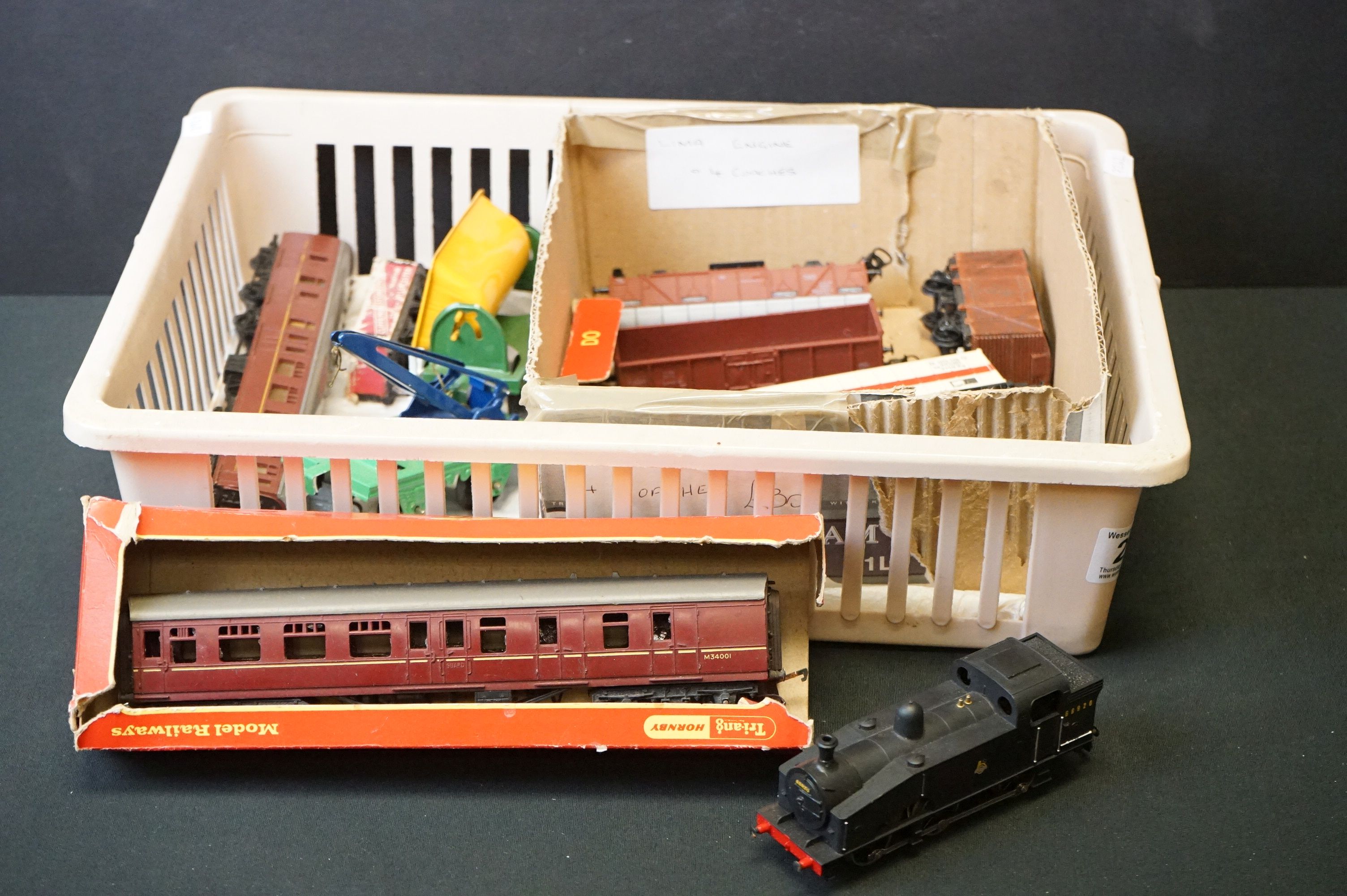 Collection of OO gauge model railway to include 7 x items of rolling stock stock and a Lima 0-6-0