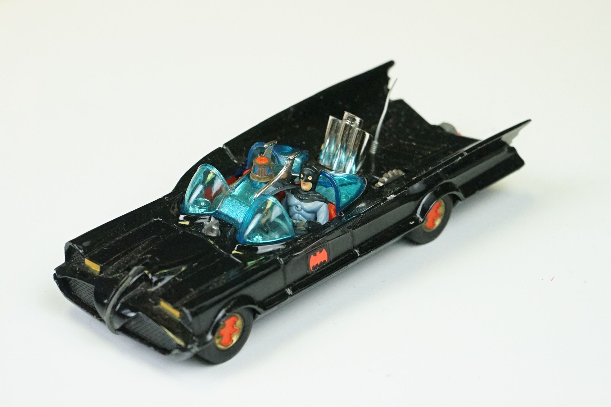 Two boxed Corgi diecast models to include 267 Batmobile diecast model with both Batman & Robin - Image 18 of 25