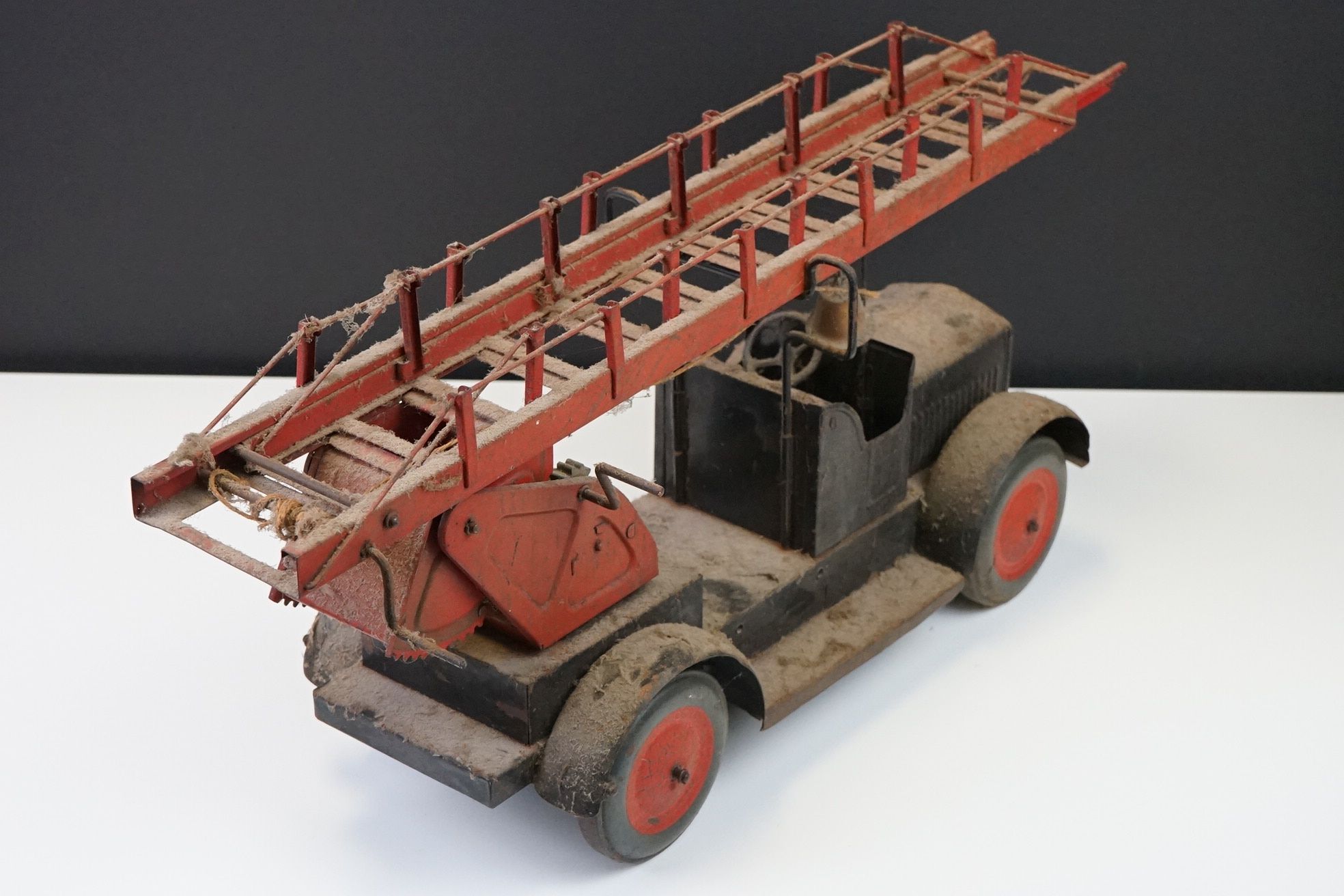 Six mid 20th C play worn tin plate models to include VW in maroon, fire engine with extending - Image 35 of 37