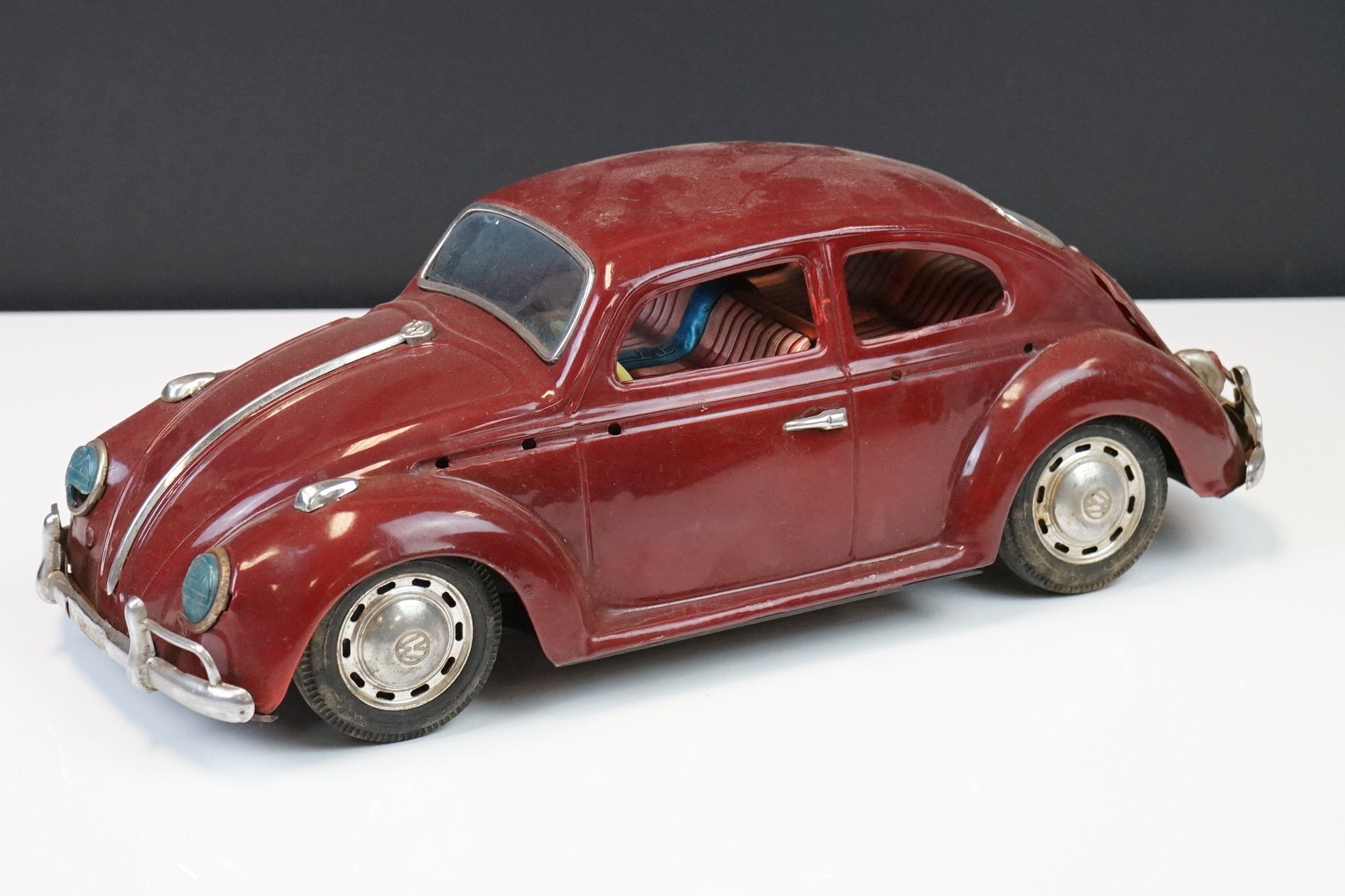 Six mid 20th C play worn tin plate models to include VW in maroon, fire engine with extending - Image 25 of 37
