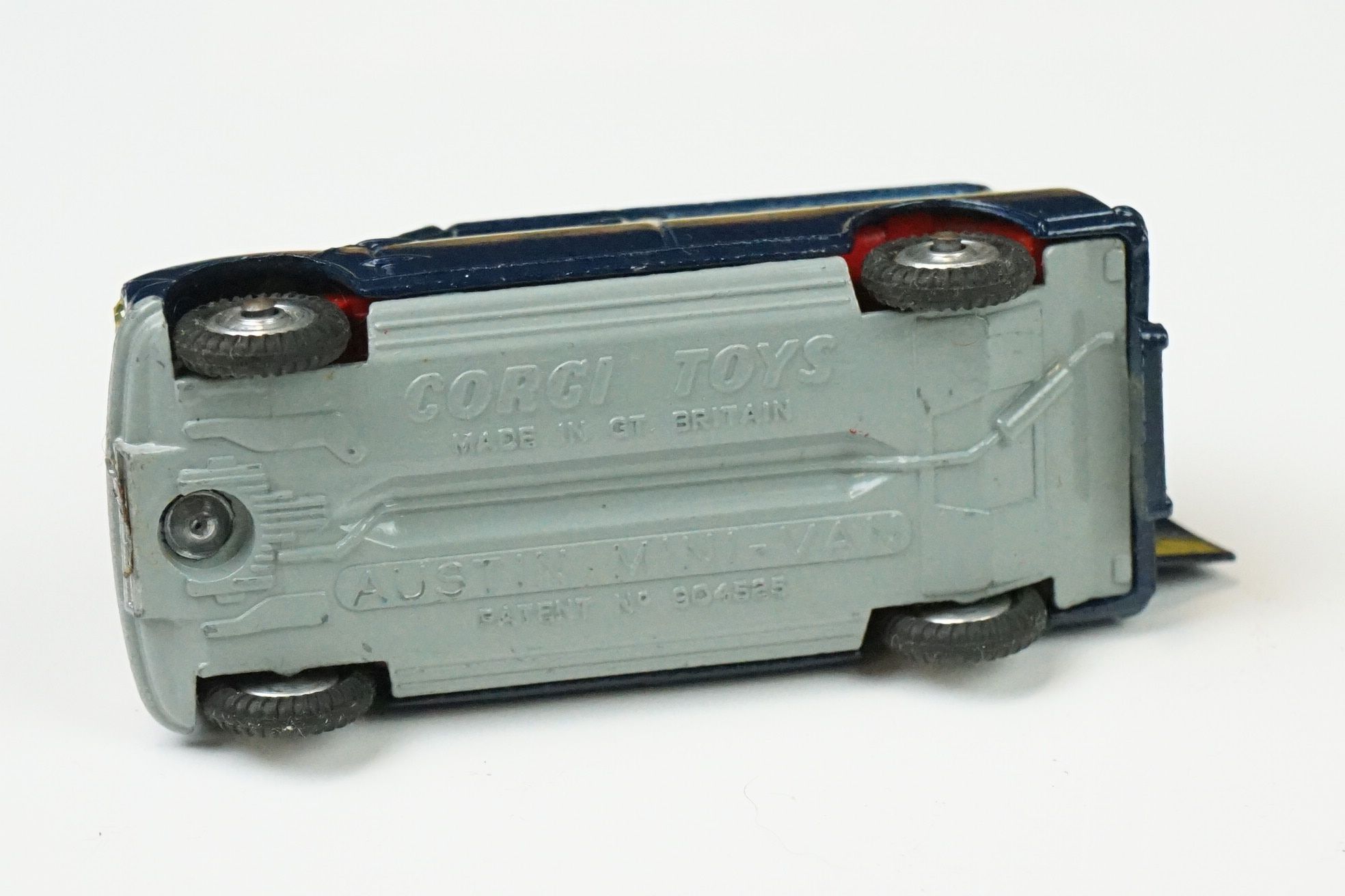 Two boxed Corgi diecast models to include 267 Batmobile diecast model with both Batman & Robin - Image 10 of 25