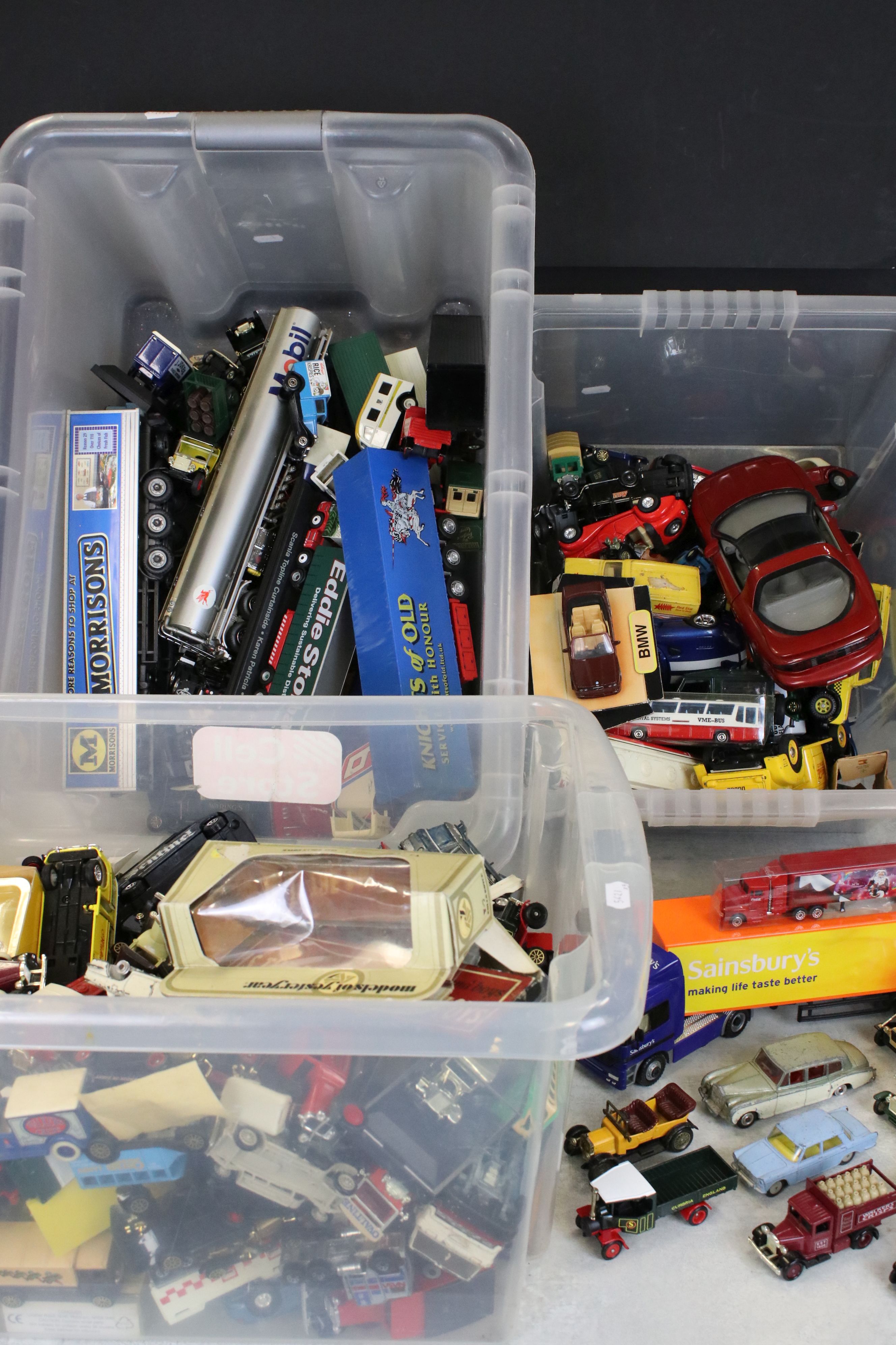 Large collection of diecast and plastic models to include Lledo, Oxford Diecast, Corgi, ERTL, Dinky,