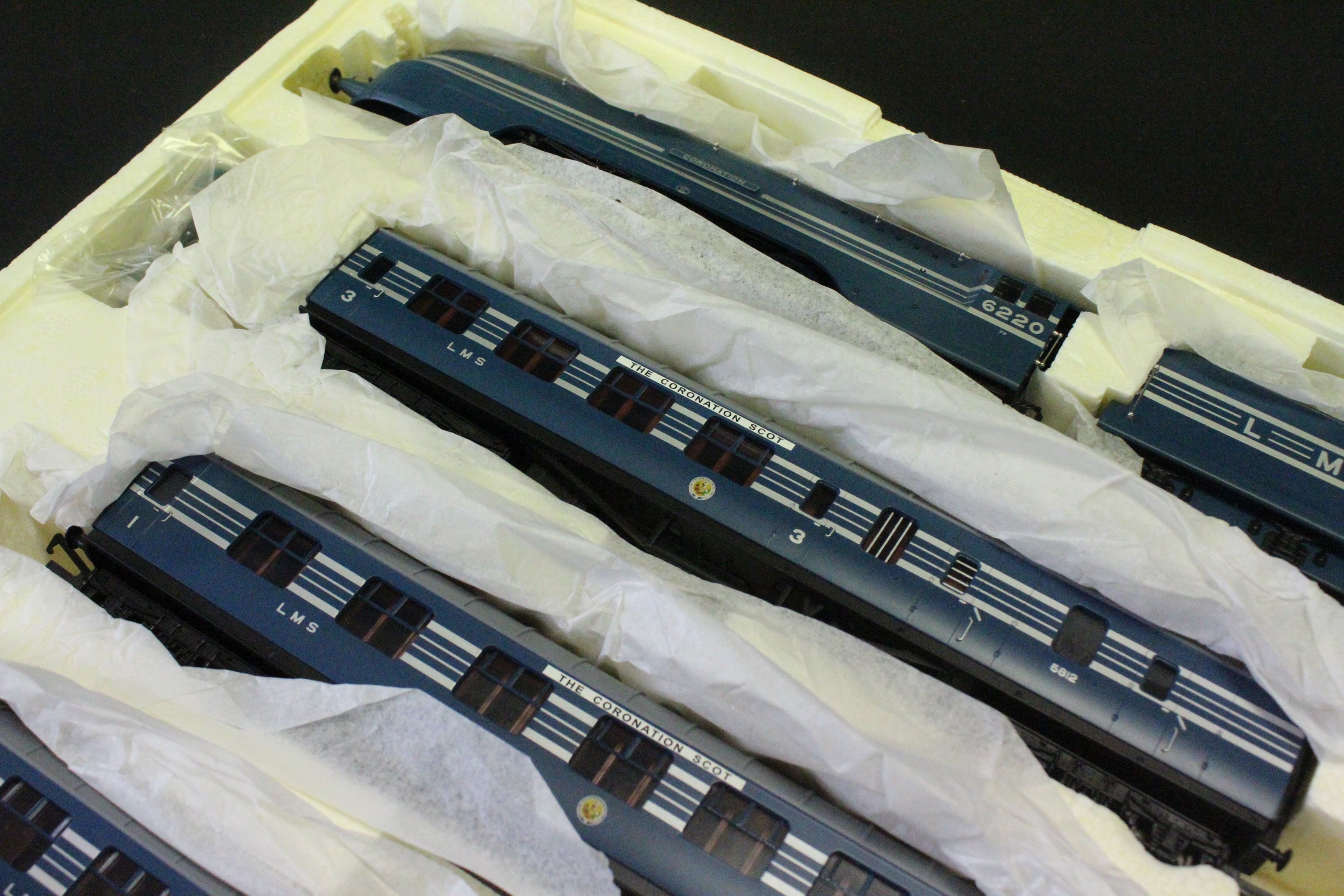 Boxed ltd edn Hornby OO gauge R3092 Coronation Scot Train Pack, complete with certificate - Image 6 of 8