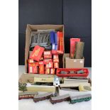 Quantity of OO gauge model railway to include 15 x boxed Triang items of rolling stock, boxed Triang