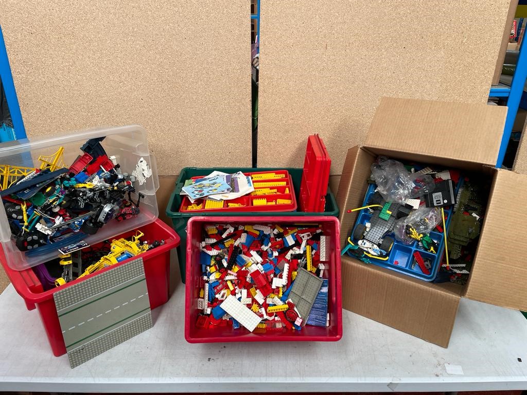 Lego - Large quantity of mixed Lego to include Knex, wheels, base plates, bricks (blue, white,