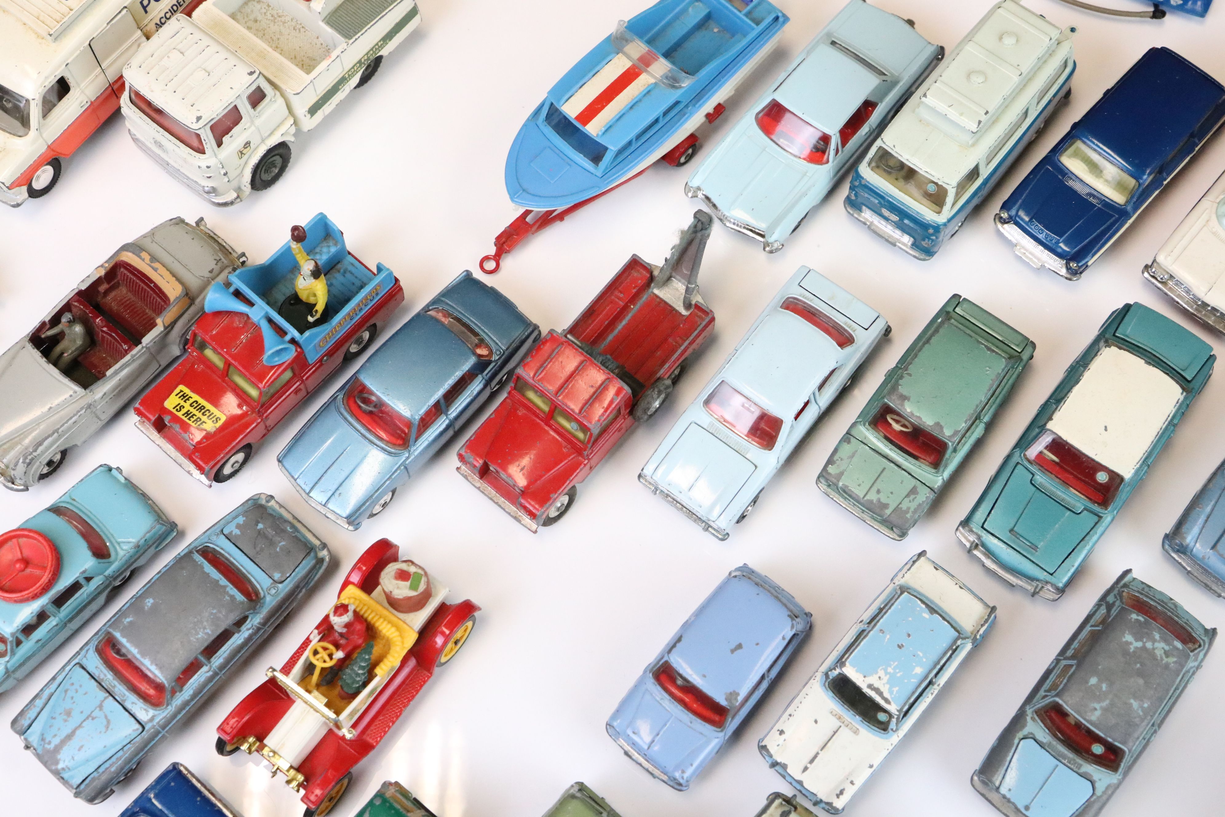 Around 32 Mid 20th C play worn diecast models to include Corgi & Dinky featuring Dinky Model T - Image 15 of 15