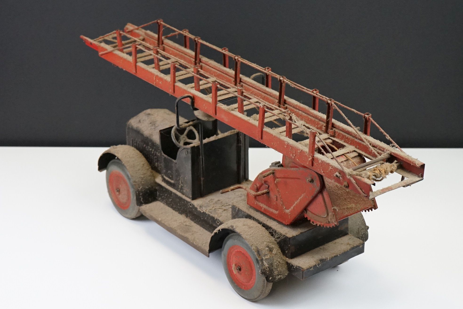Six mid 20th C play worn tin plate models to include VW in maroon, fire engine with extending - Image 36 of 37