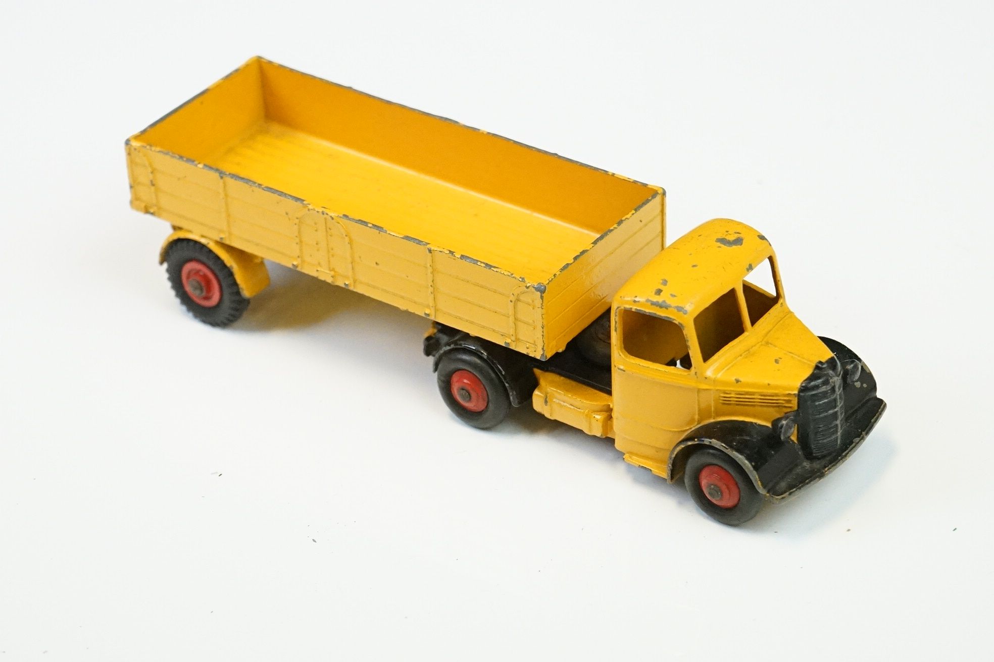 Five mid 20th C play worn Dinky diecast models to include 2 x Foden (variants), Leyland Octopus, 651 - Image 9 of 11