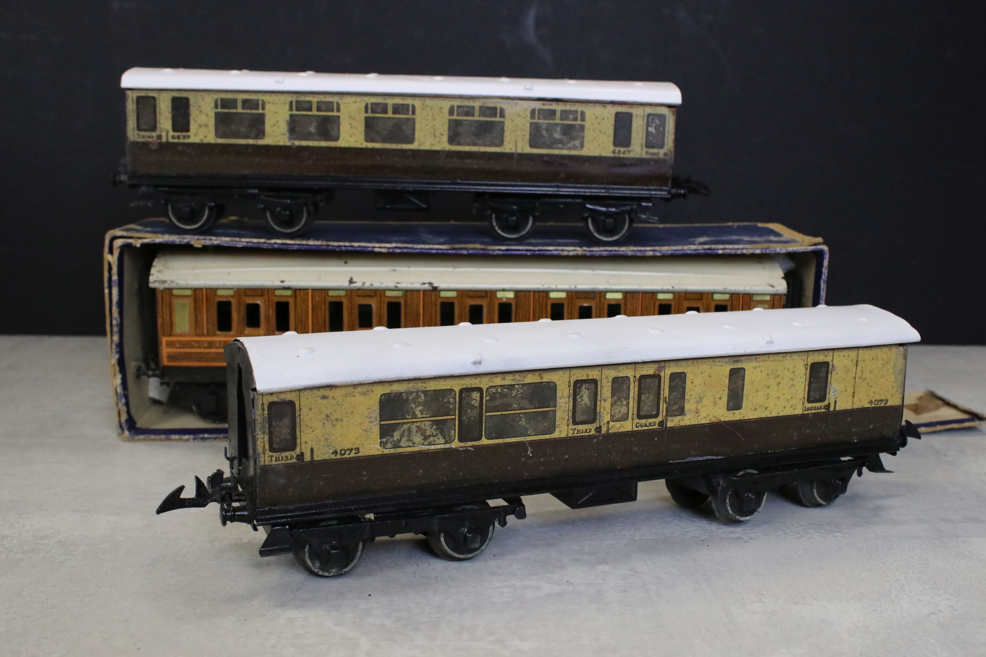 Quantity of Hornby O gauge model railway to include tin plate platform Ticket Office / Bookstall, - Image 4 of 4