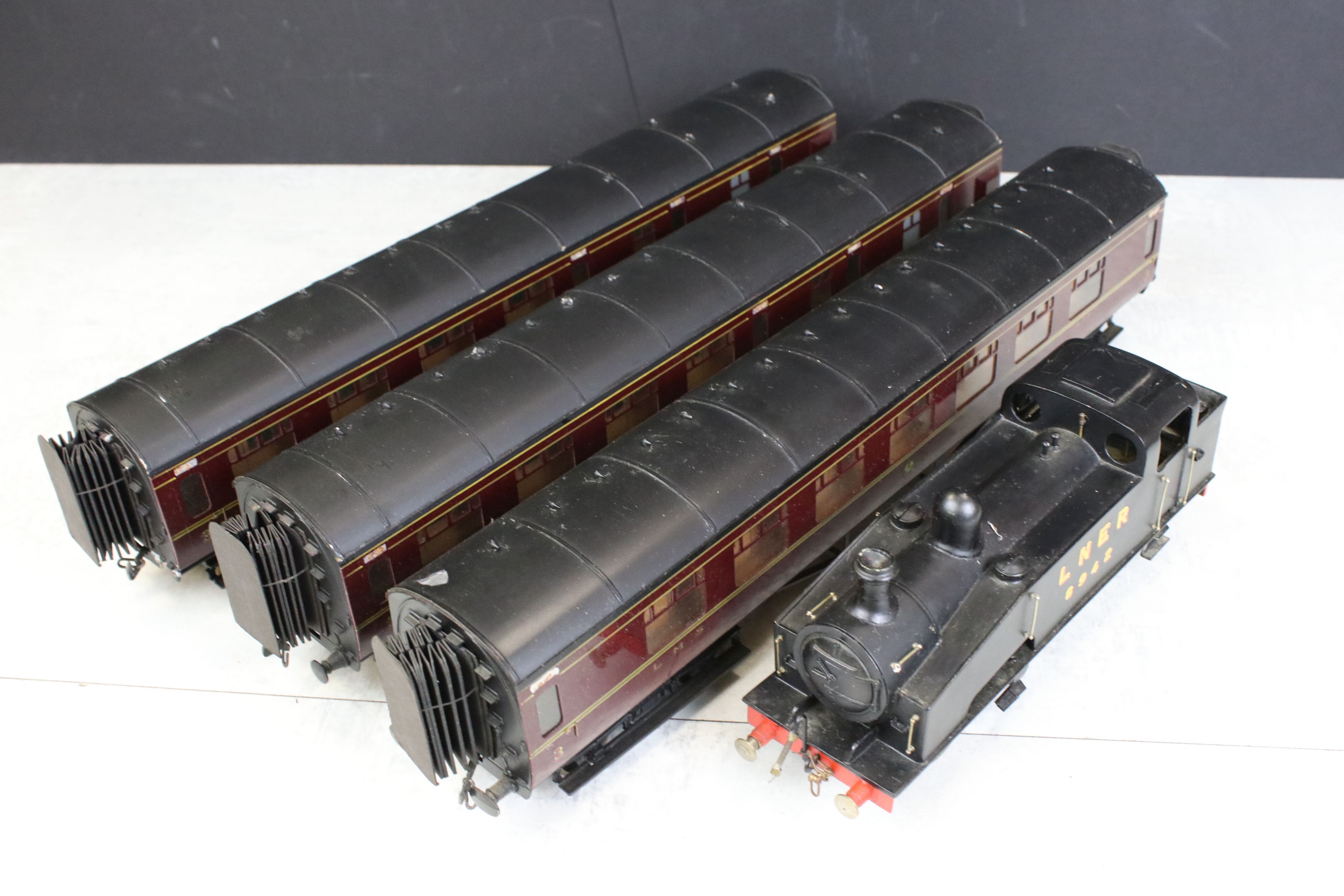 Kit built O gauge model railway - Well built metal LNER 0-6-0 Locomotive in black livery plus 3 x