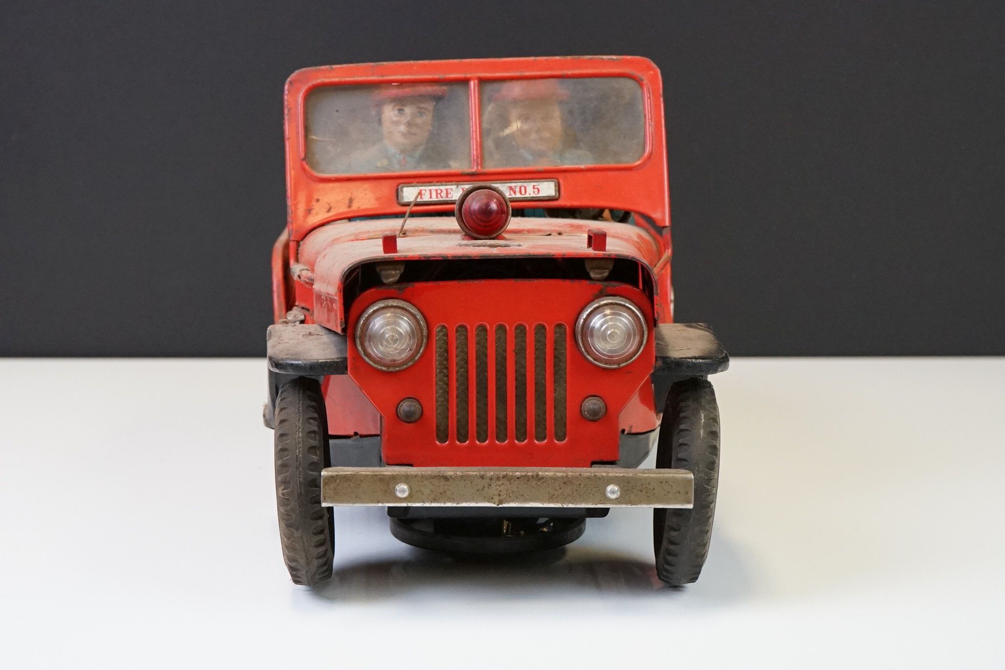 Six mid 20th C play worn tin plate models to include VW in maroon, fire engine with extending - Image 18 of 37