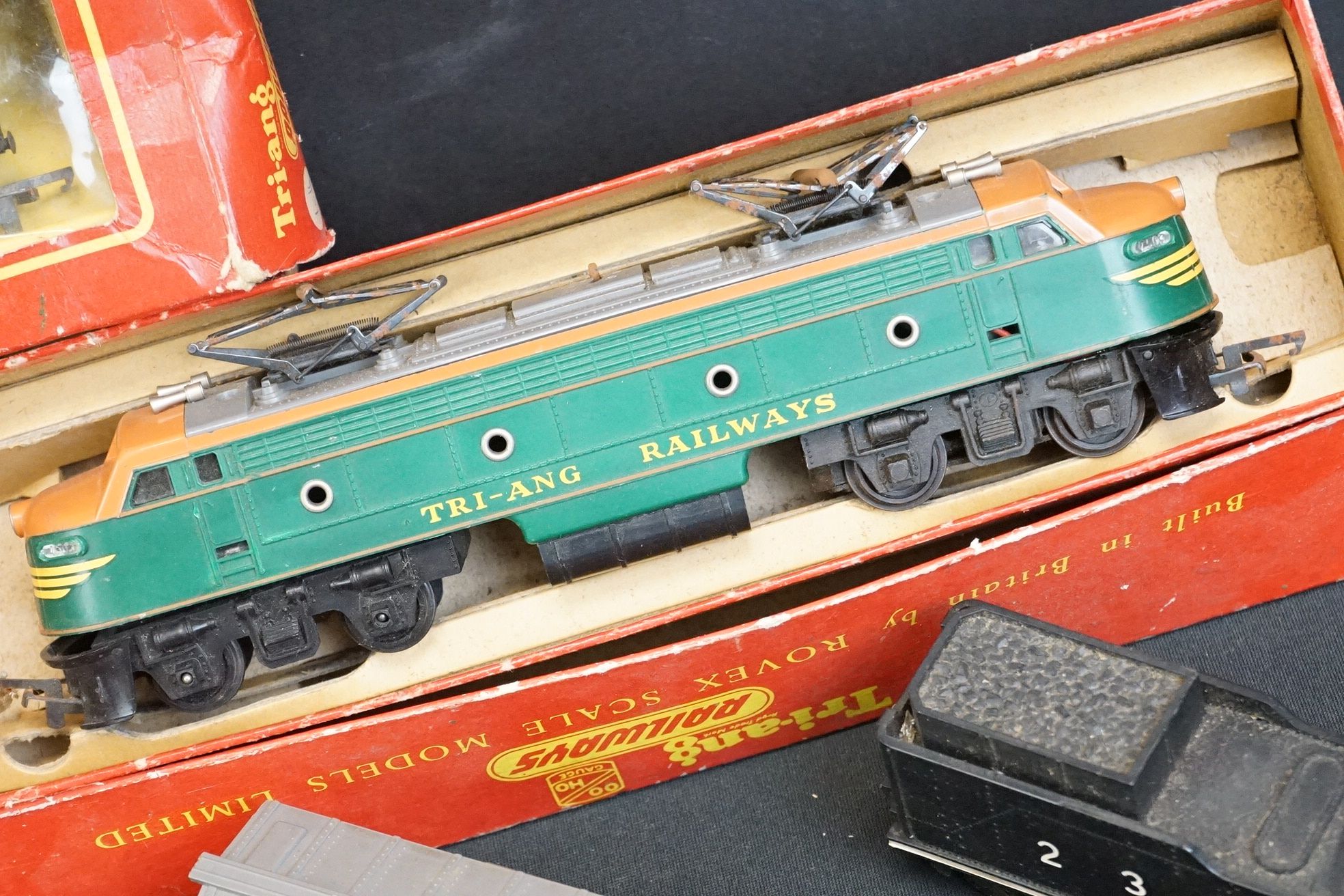 Collection of Triang OO gauge model railway to include boxed R156 SR Suburban Motor Coach, - Image 8 of 10