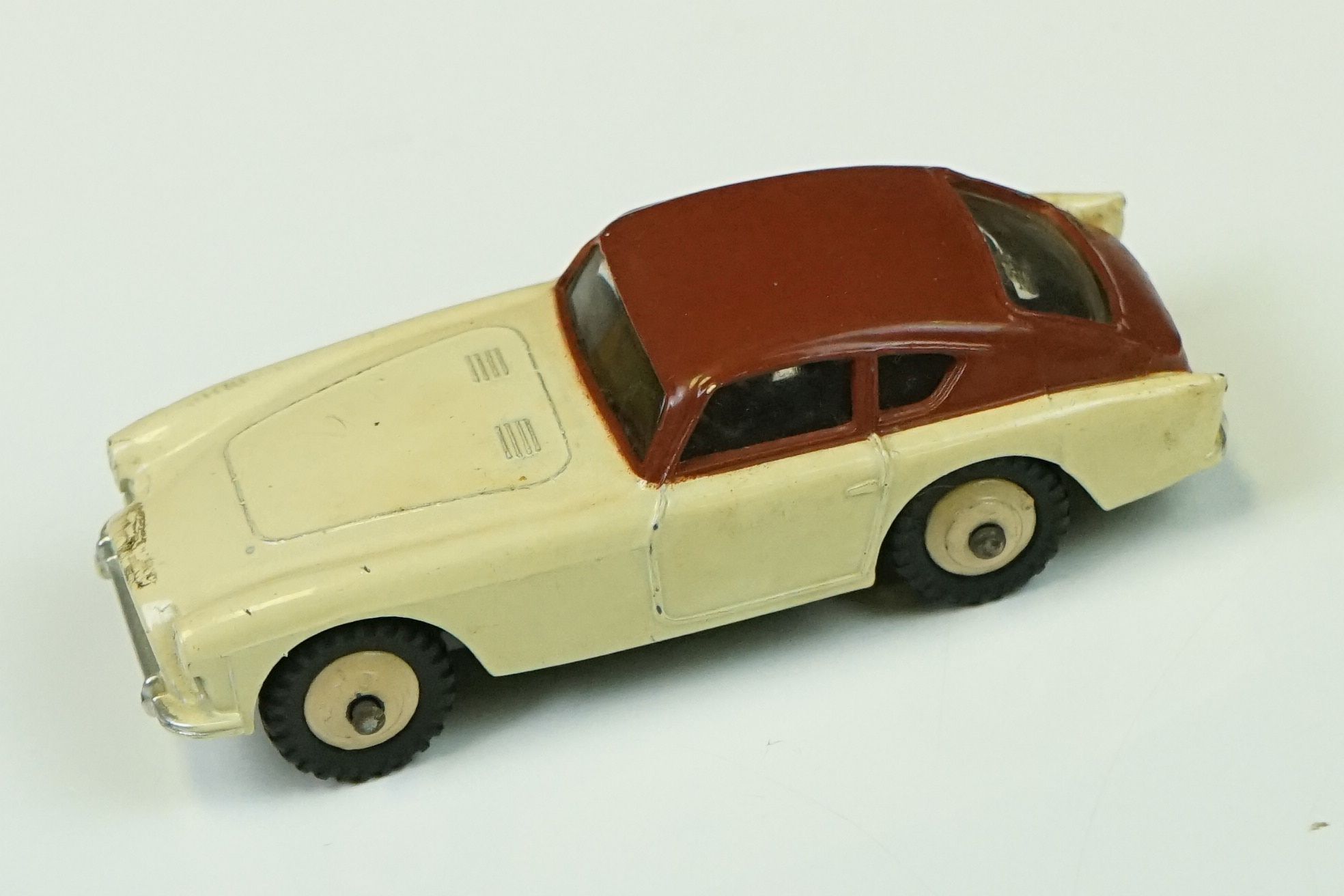 Four boxed Dinky diecast models to include French 518 Renault 4L in brick red, 162 Ford Zephyr - Image 30 of 37