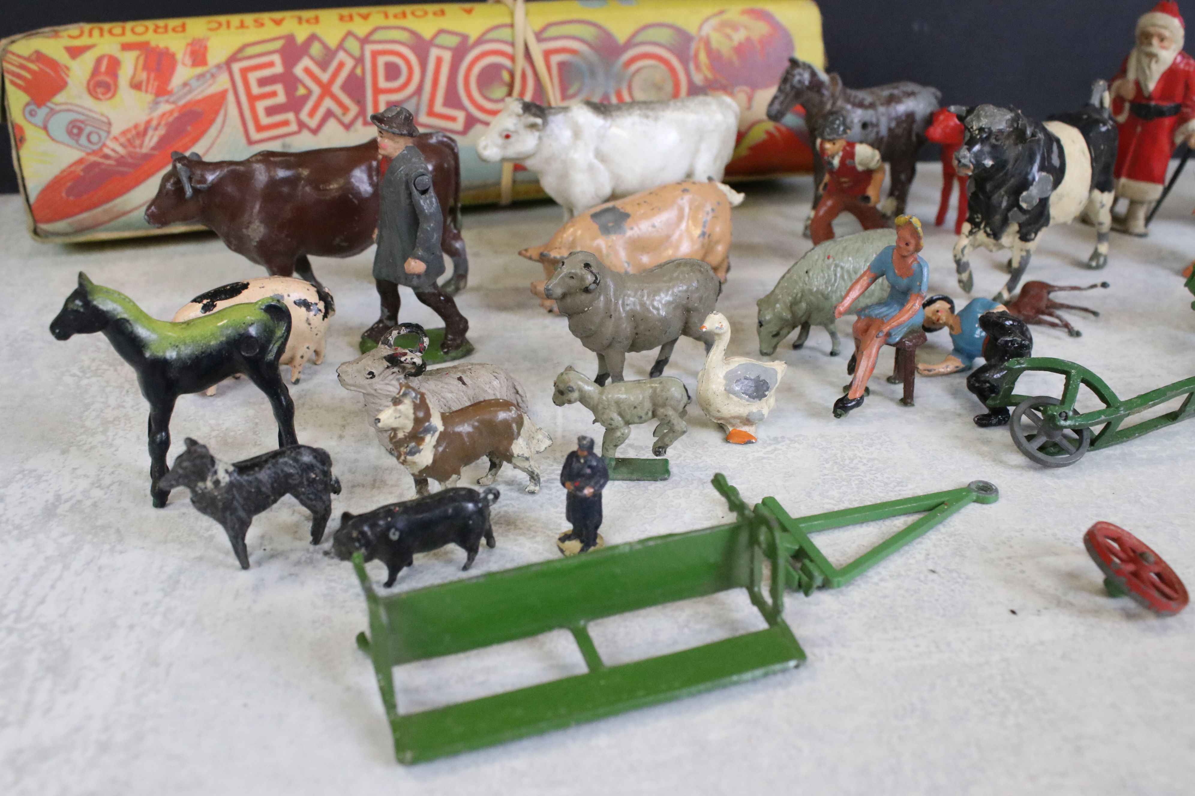 Quantity of mid 20th C metal figures to include Britains, featres famring, road signs, Father - Image 3 of 6