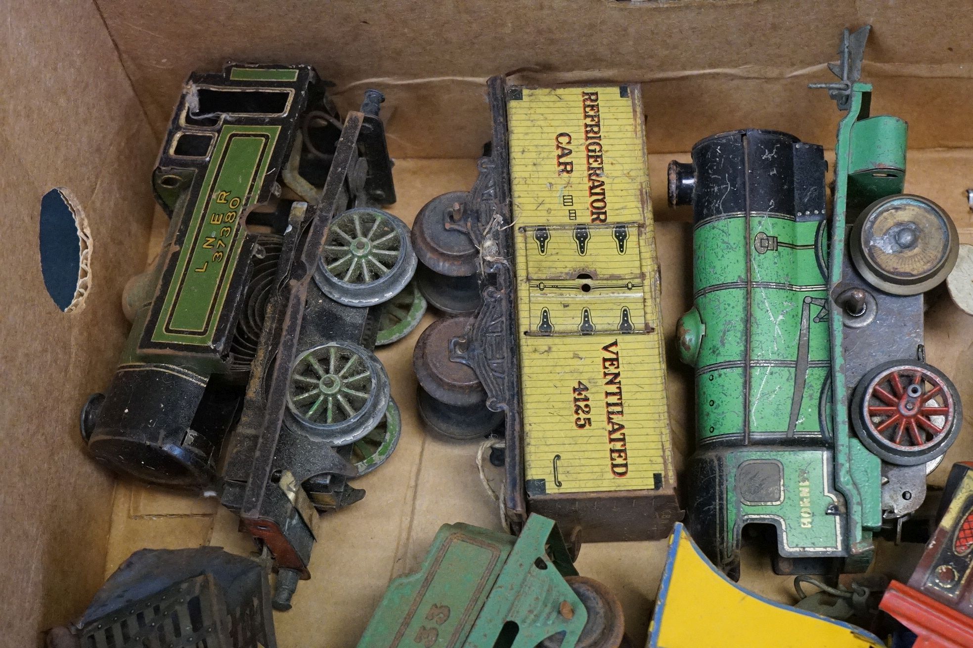 Collection of play worn Hornby O gauge model railway to include 2 x locomotives and 11 x items of - Image 5 of 9