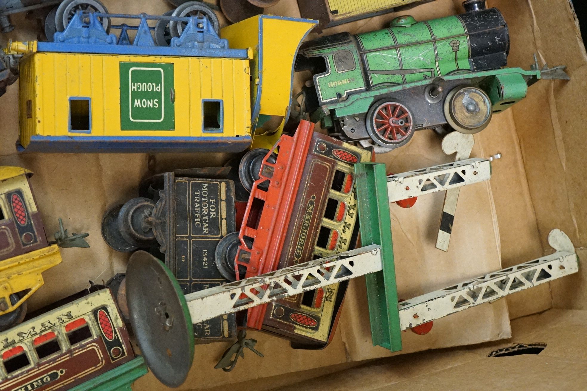 Collection of play worn Hornby O gauge model railway to include 2 x locomotives and 11 x items of - Image 6 of 9