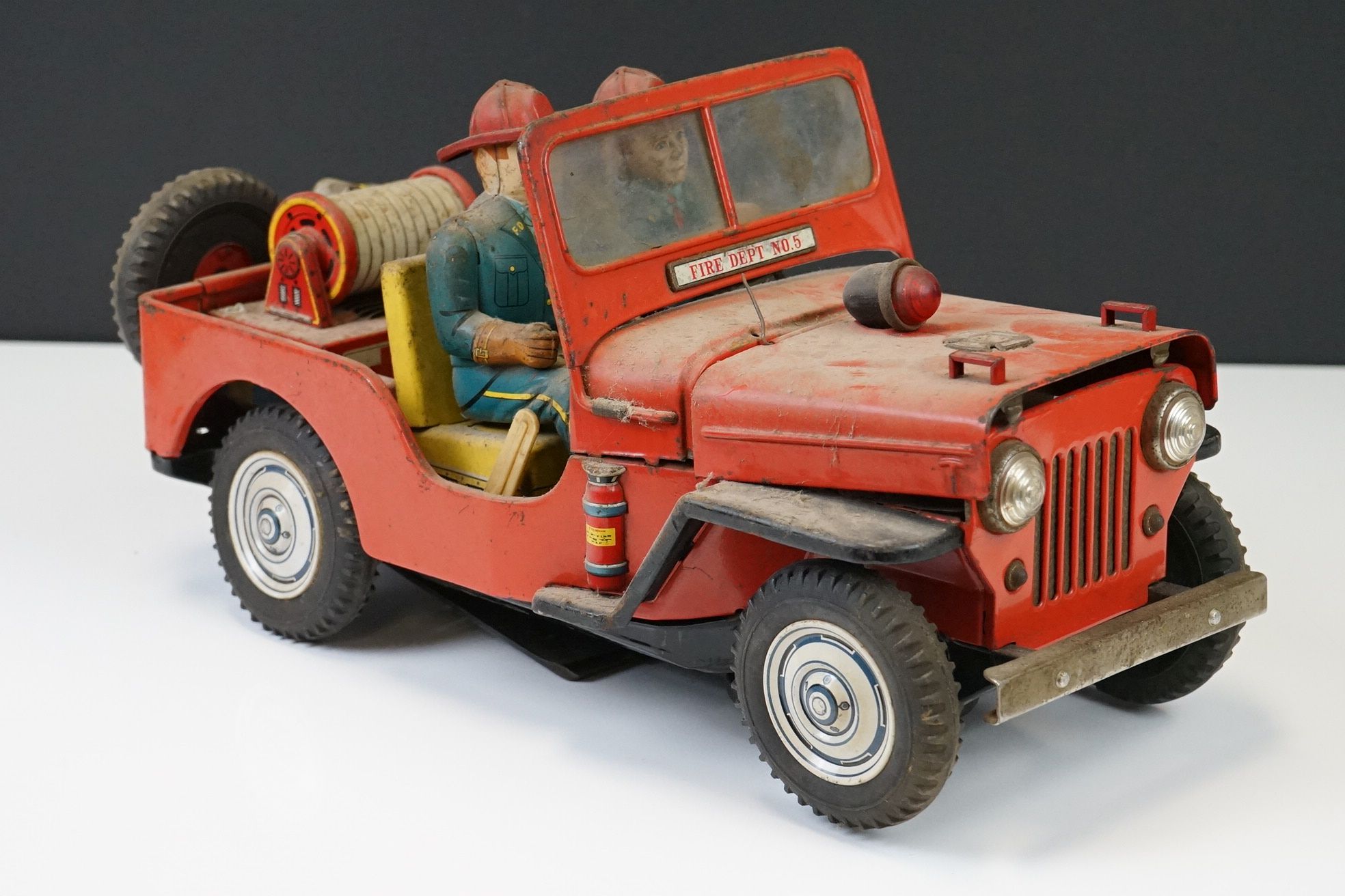 Six mid 20th C play worn tin plate models to include VW in maroon, fire engine with extending - Image 17 of 37