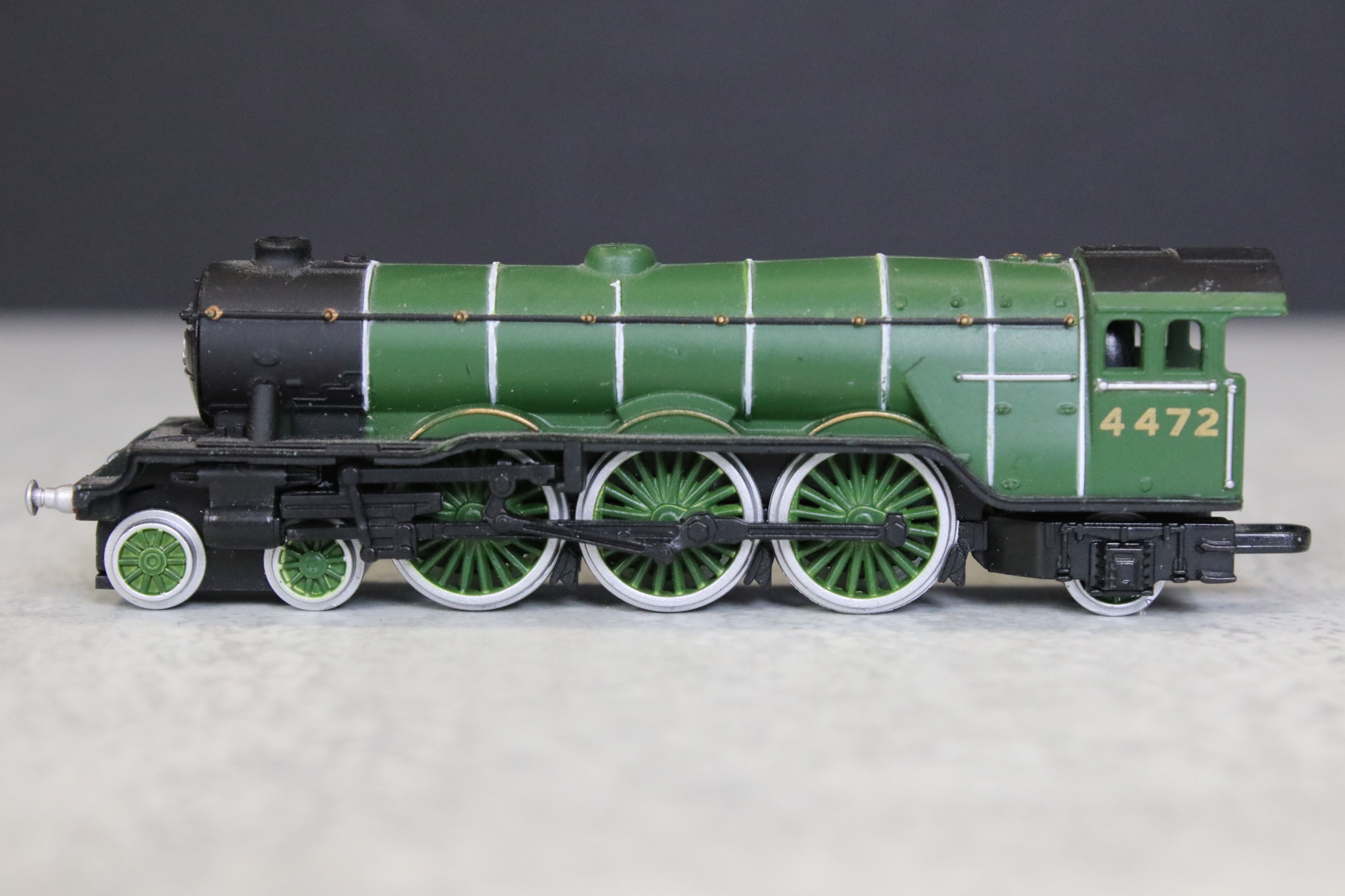 Graham Farish N gauge Shredded Wheat locomotive with 3 x items of rolling stock plus 3 x N gauge - Image 6 of 15