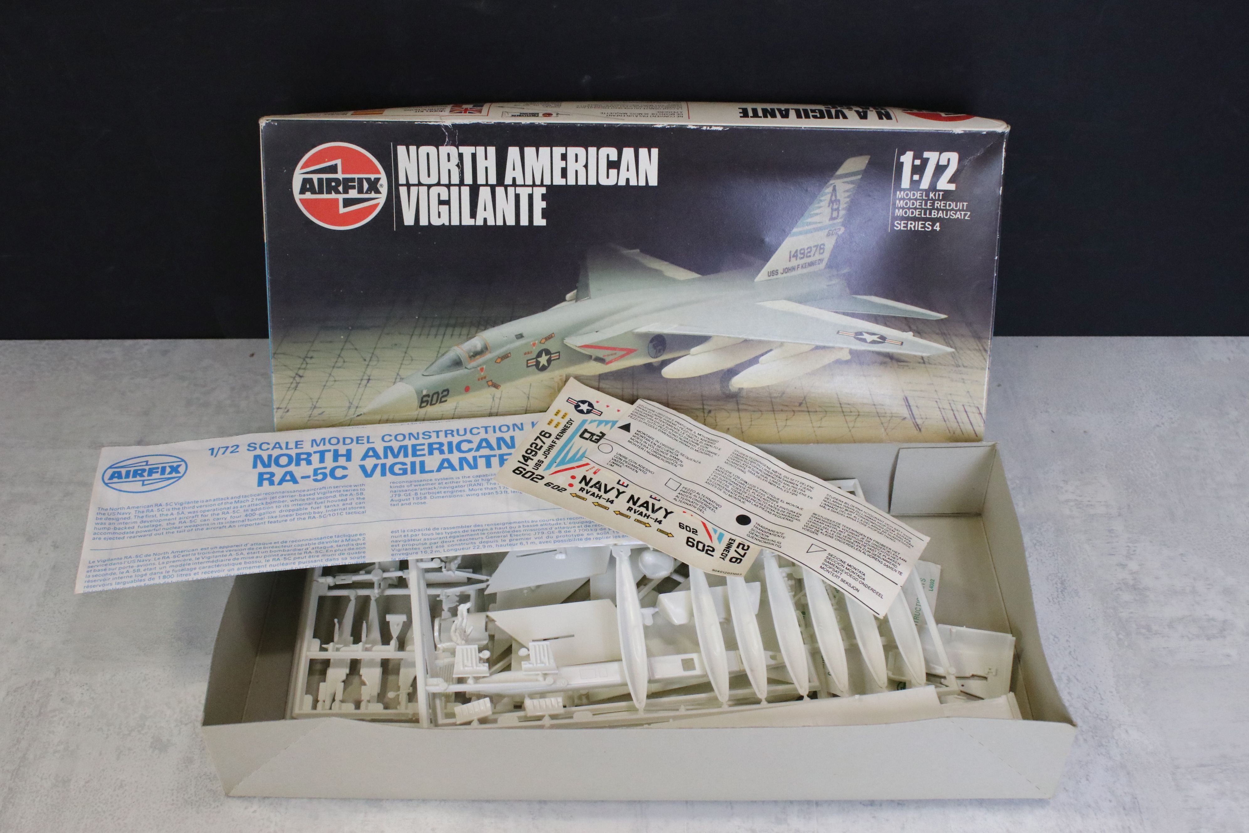 Five Boxed & unbuilt plastic model aeroplane kits to include 2 x Airfix (1:72 Vigilante Series 4 9 - Image 3 of 5