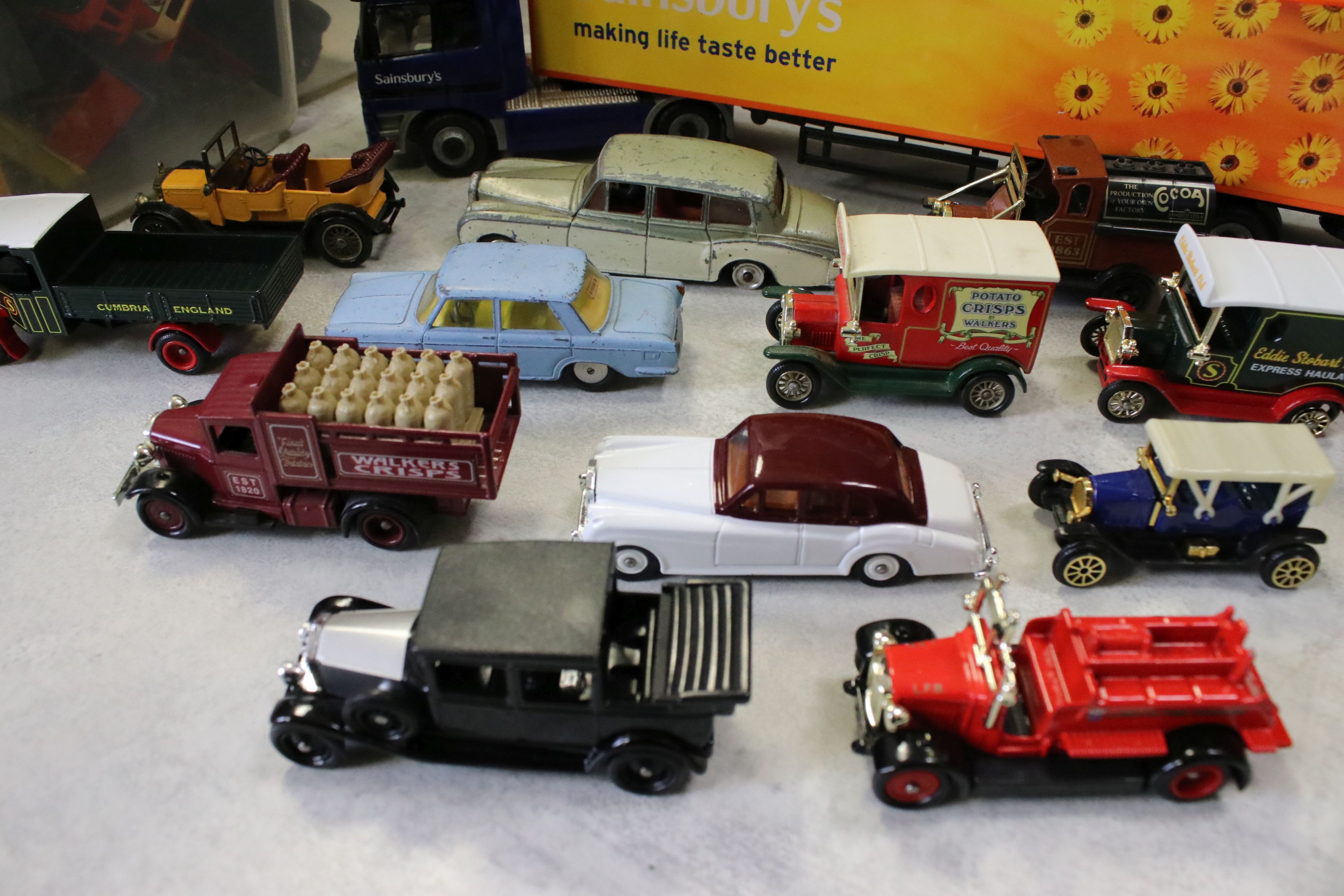 Large collection of diecast and plastic models to include Lledo, Oxford Diecast, Corgi, ERTL, Dinky, - Image 2 of 10