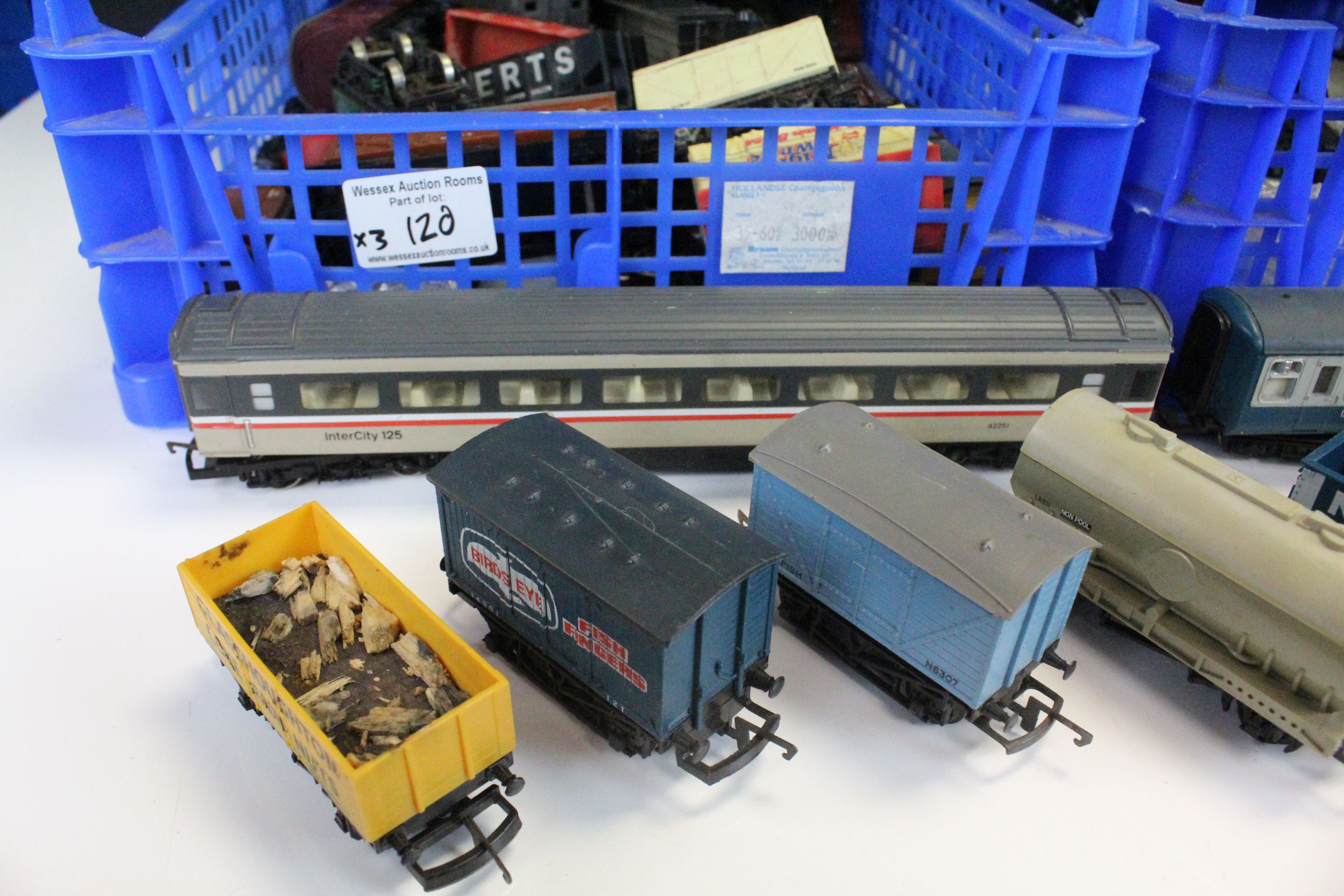 Over 90 OO gauge items of rolling stock to include wagons, trucks, tankers and coaches featuring - Image 2 of 7