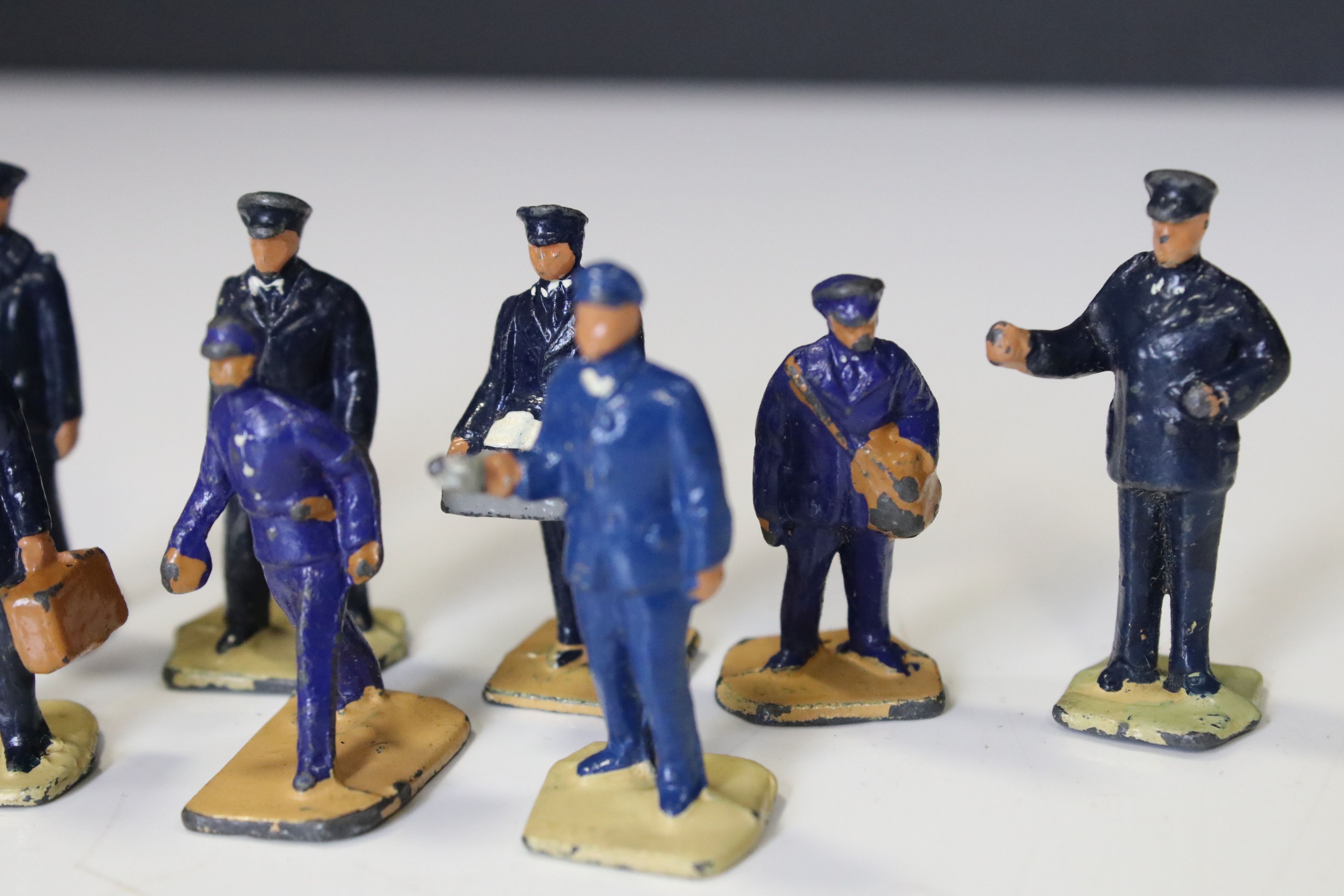 Two boxed Dinky O gauge miniature metal figure sets to include Ni Station Staff and No 3 Passengers, - Image 8 of 10