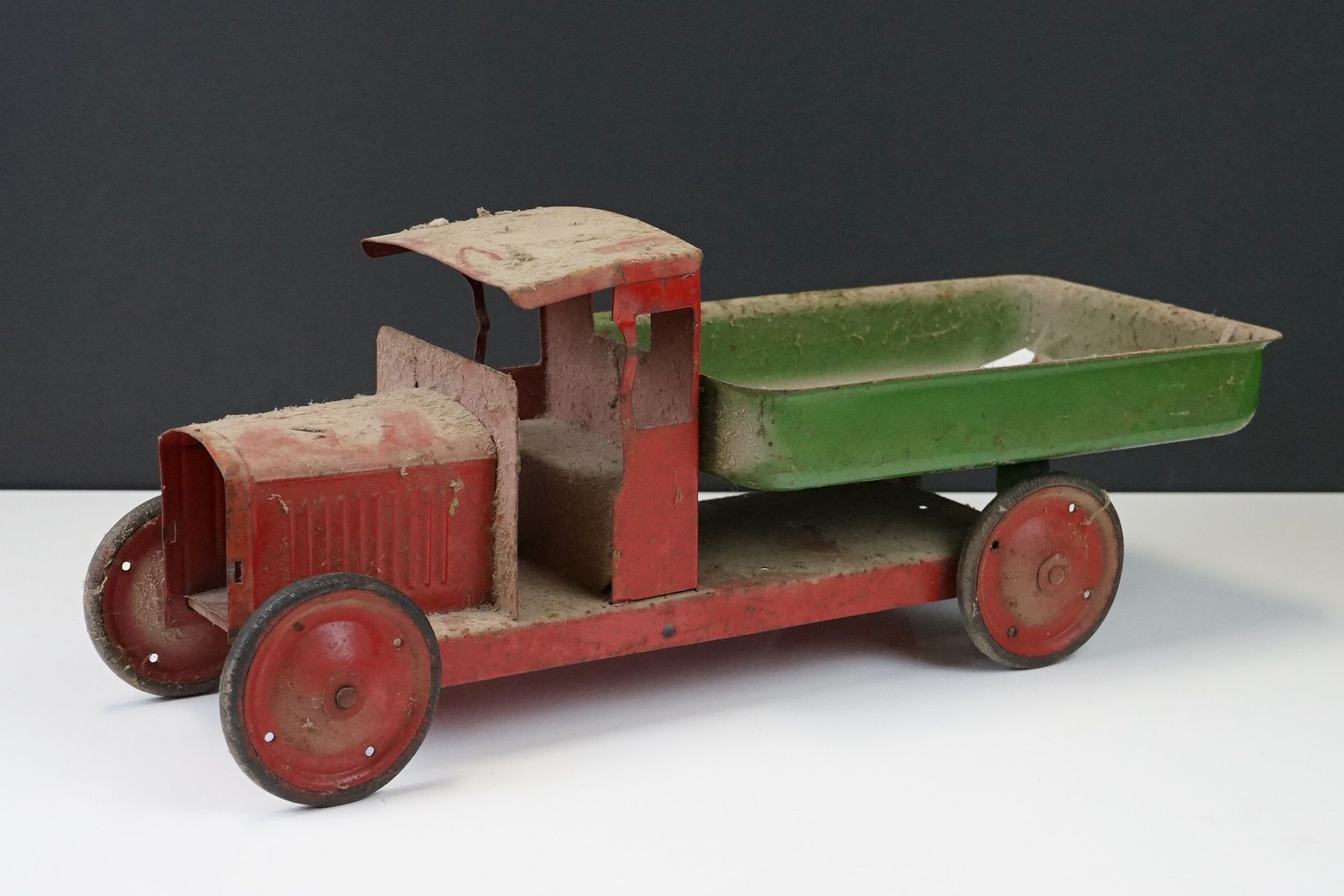 Six mid 20th C play worn tin plate models to include VW in maroon, fire engine with extending - Image 7 of 37