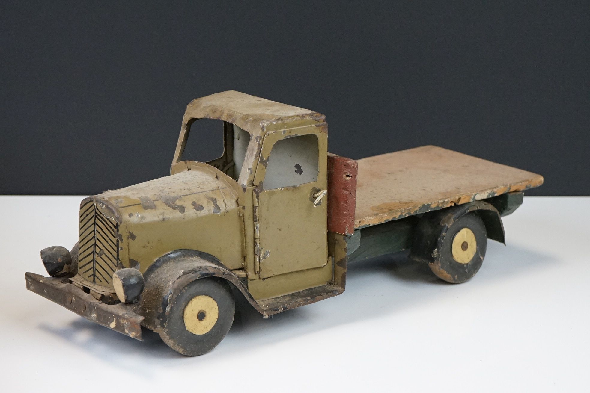Six mid 20th C play worn tin plate models to include VW in maroon, fire engine with extending - Image 3 of 37