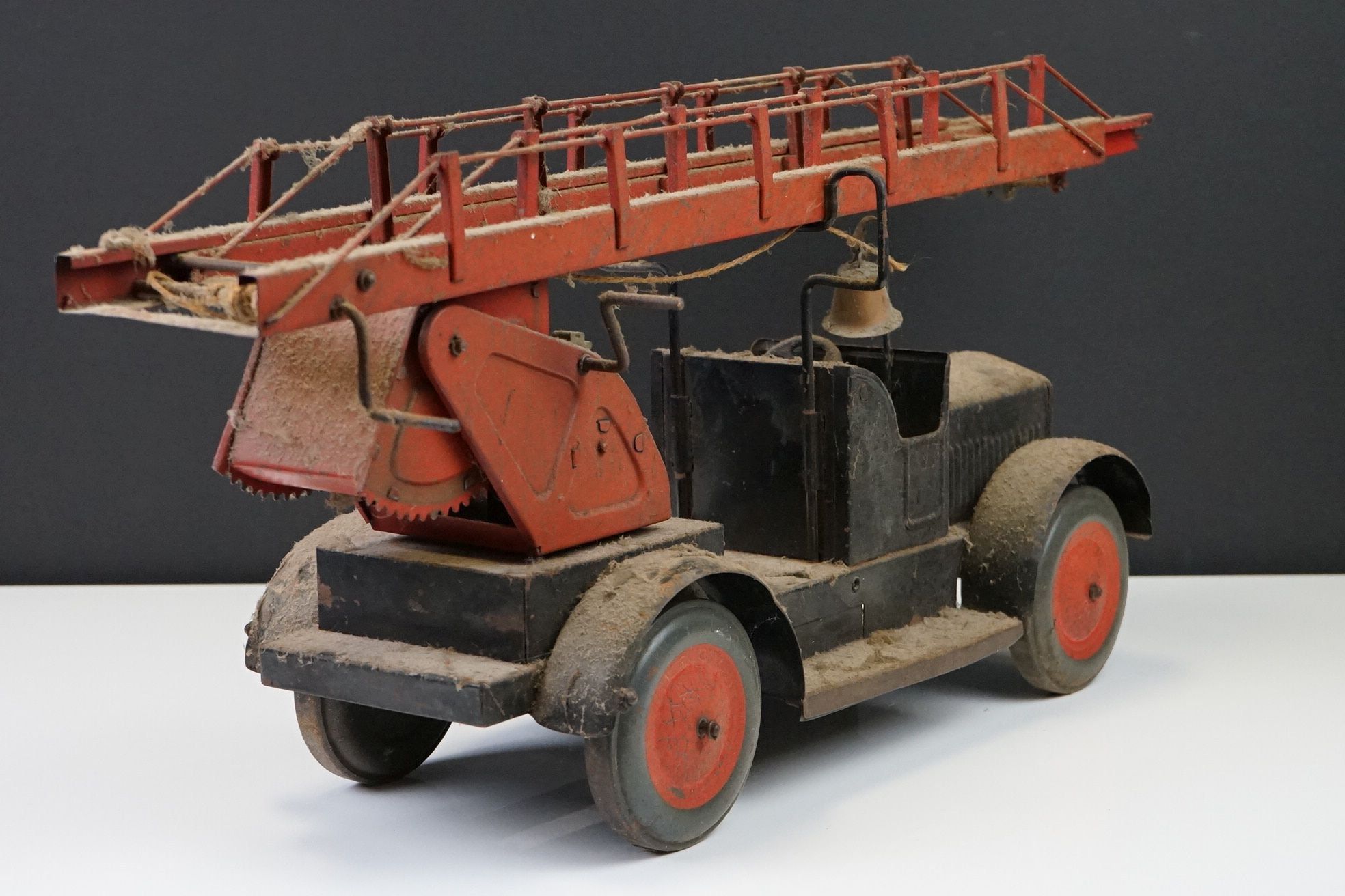 Six mid 20th C play worn tin plate models to include VW in maroon, fire engine with extending - Image 34 of 37