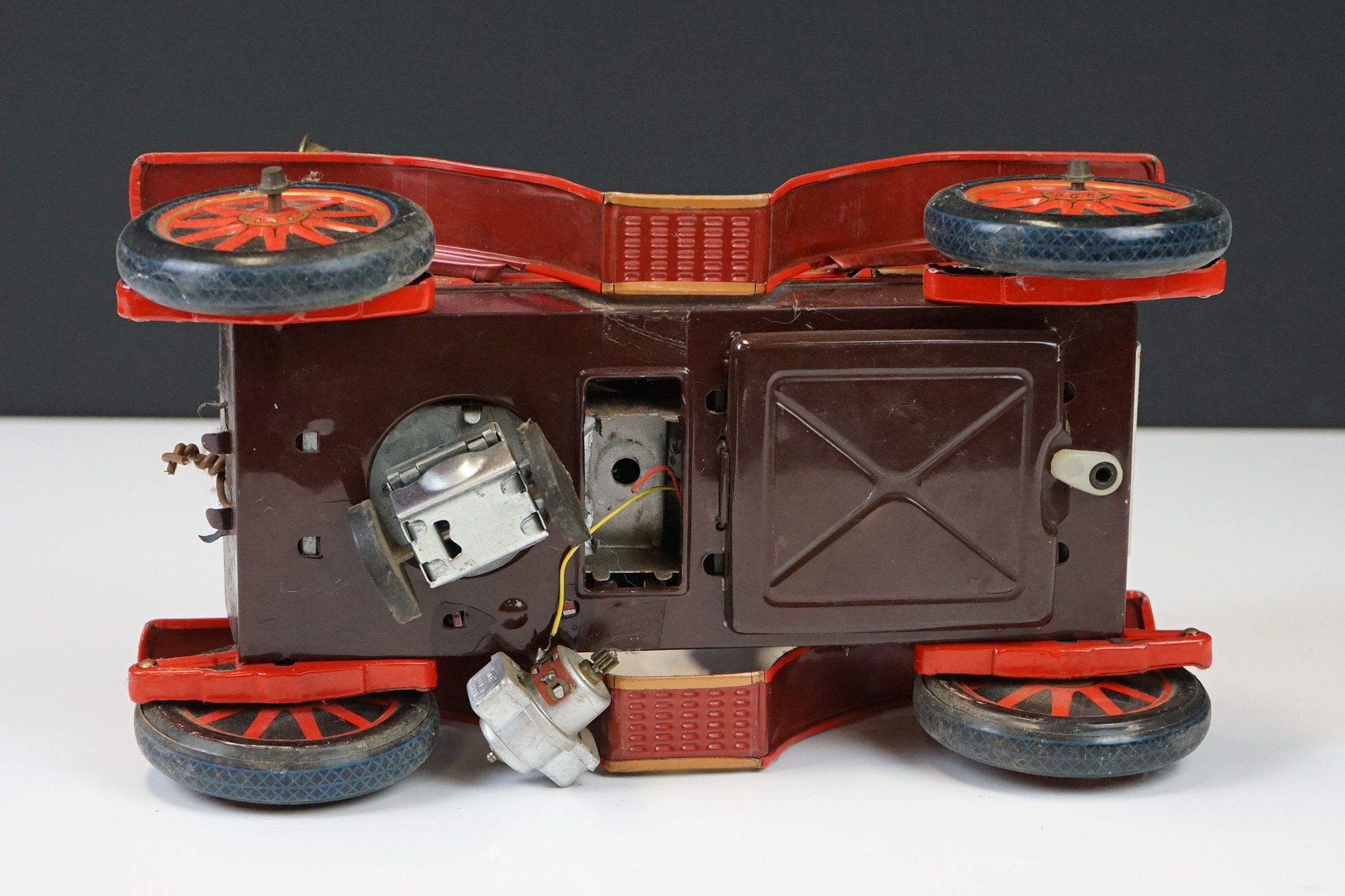 Six mid 20th C play worn tin plate models to include VW in maroon, fire engine with extending - Image 16 of 37