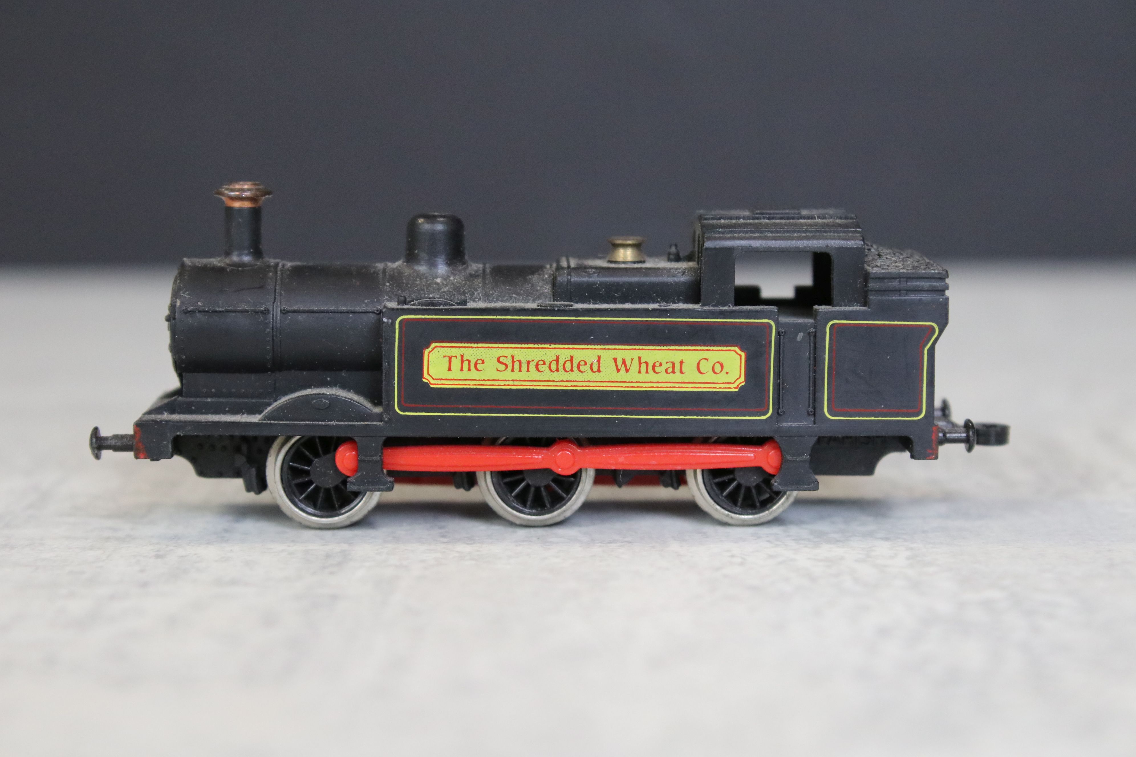 Graham Farish N gauge Shredded Wheat locomotive with 3 x items of rolling stock plus 3 x N gauge - Image 8 of 15