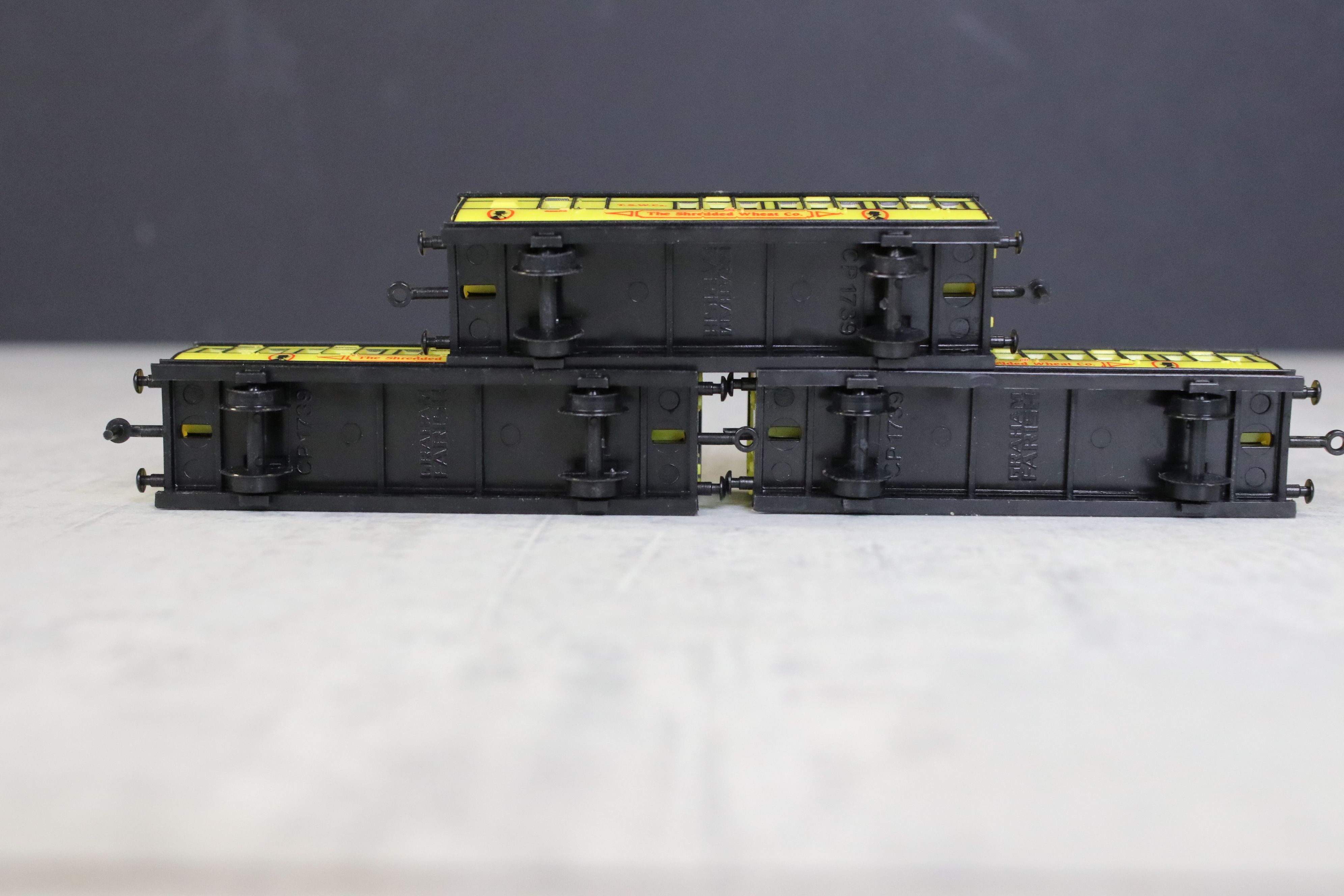 Graham Farish N gauge Shredded Wheat locomotive with 3 x items of rolling stock plus 3 x N gauge - Image 11 of 15