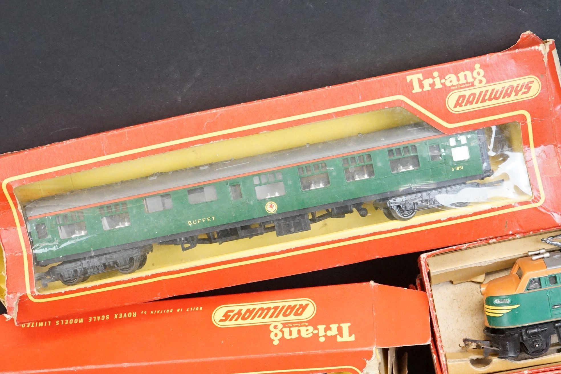 Collection of Triang OO gauge model railway to include boxed R156 SR Suburban Motor Coach, - Image 9 of 10