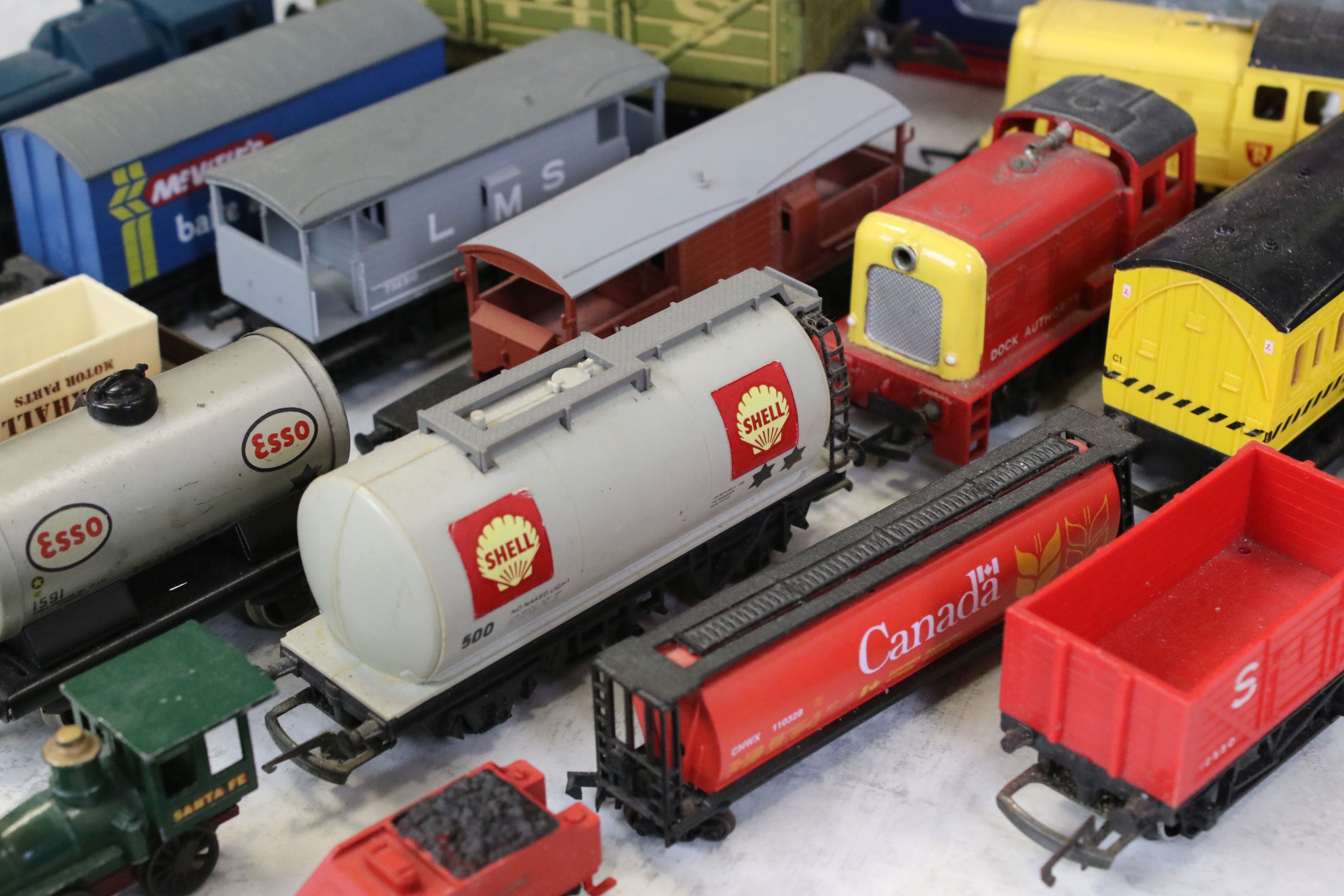 Quantity of OO gauge model railway to include 3 x Triang locomotives, Hornby 0-4-0 06008, 5 x - Image 2 of 14