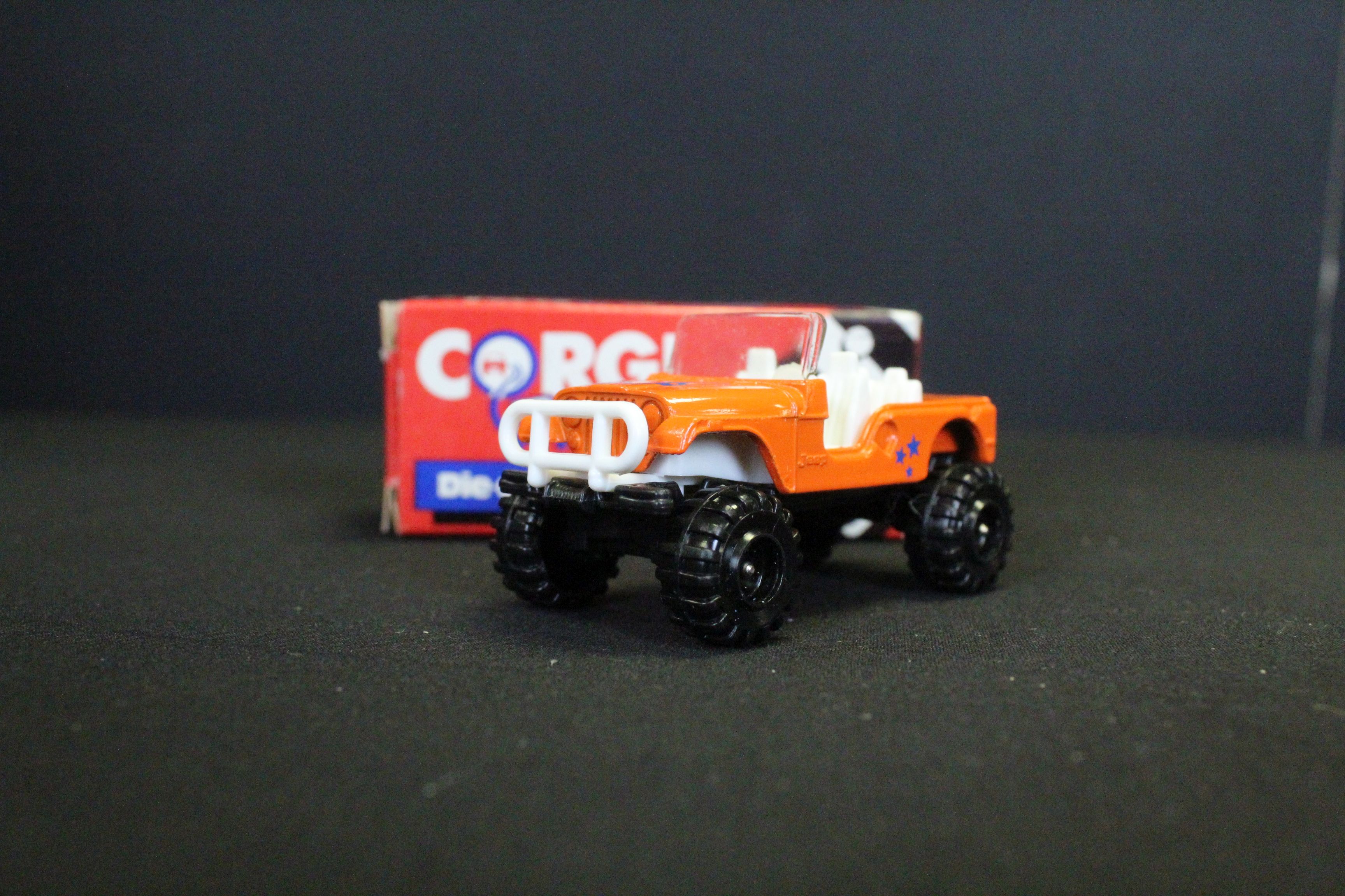 29 Boxed Corgi diecast models to include Jaguar Track Car, Iveco Container Truck, Royal Mail Van, - Image 9 of 9