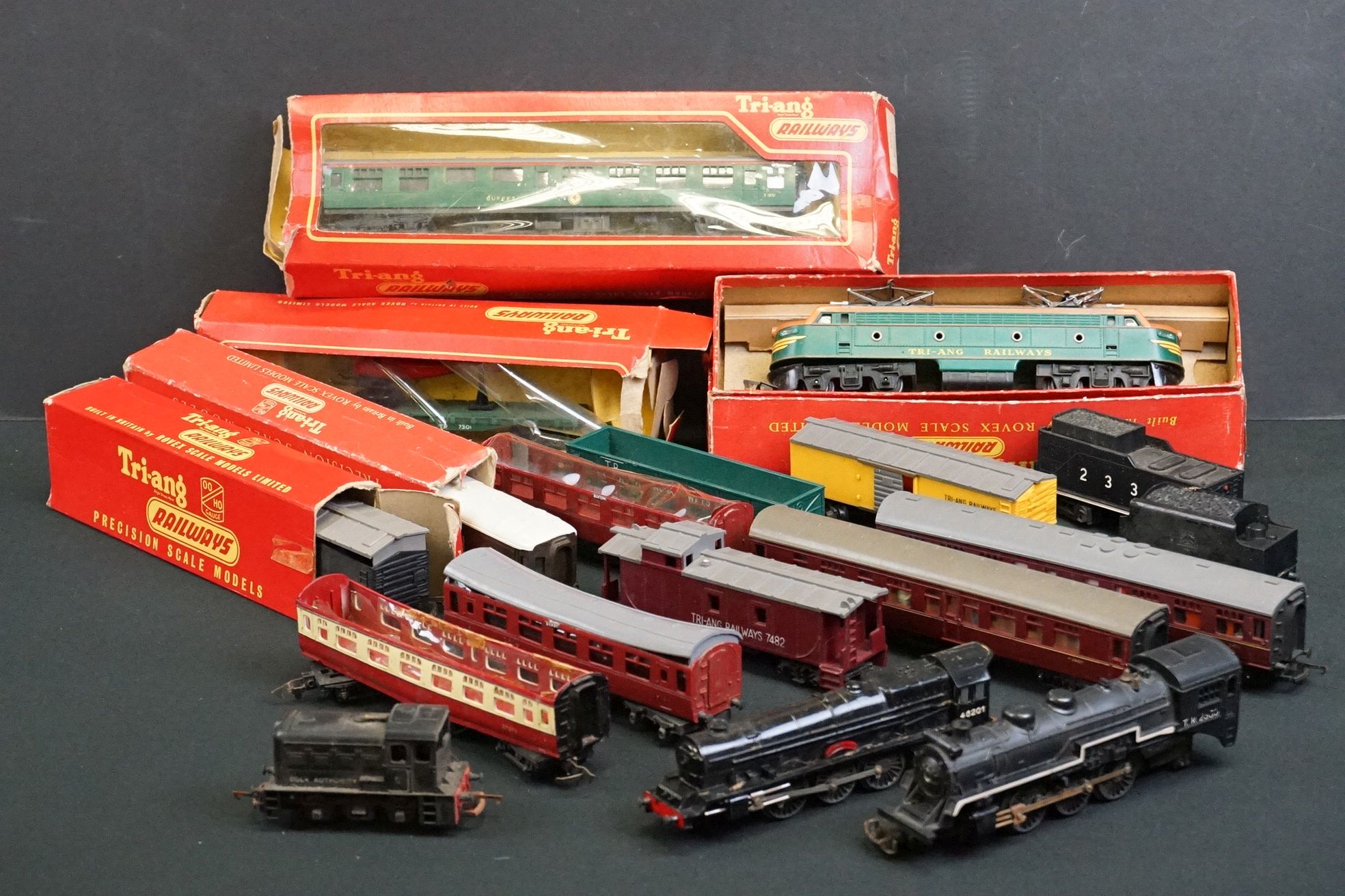 Collection of Triang OO gauge model railway to include boxed R156 SR Suburban Motor Coach,