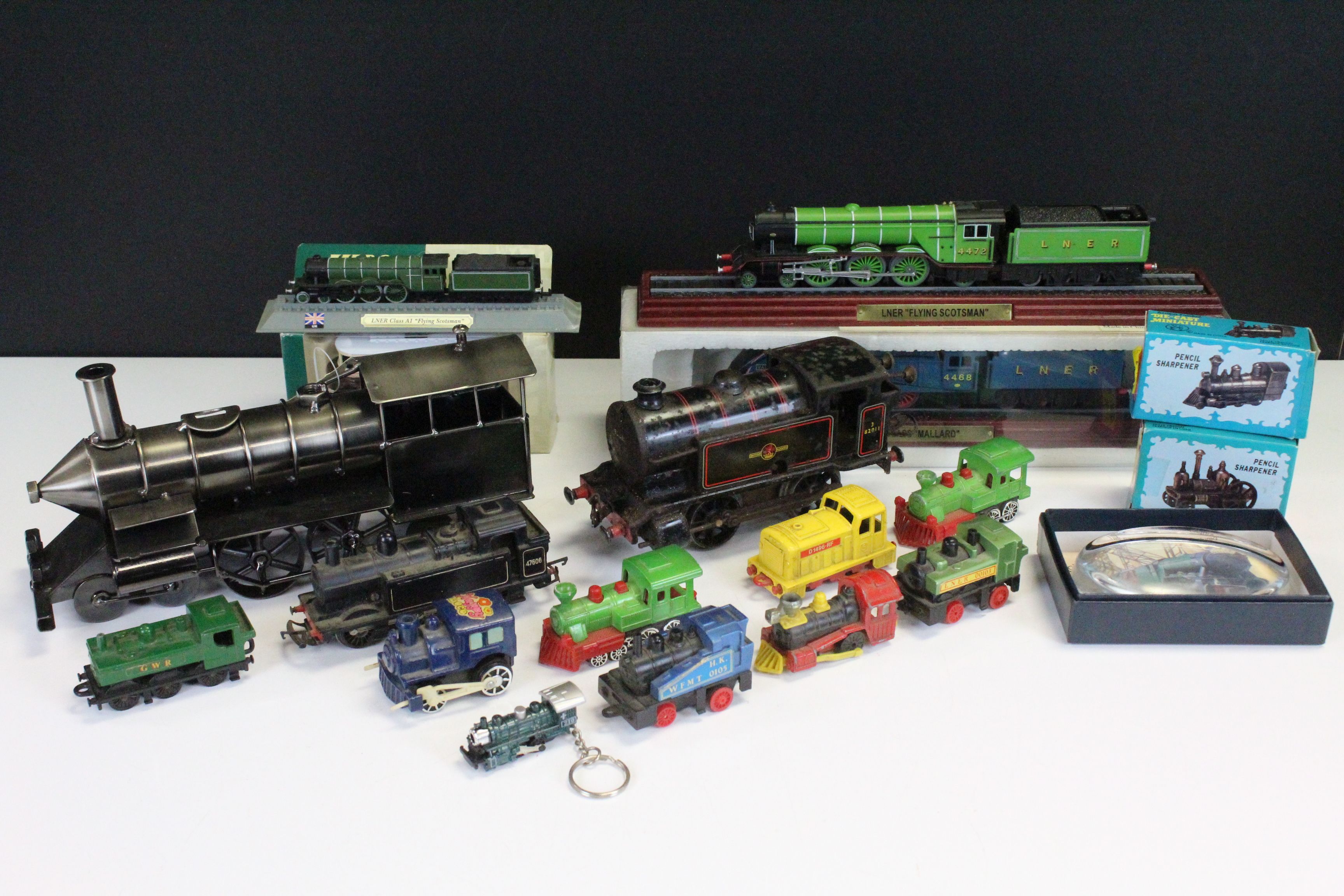 Quantity of model railway & collectables to include Hornby O gauge 0-4-0 locomotive, OO gauge Triang