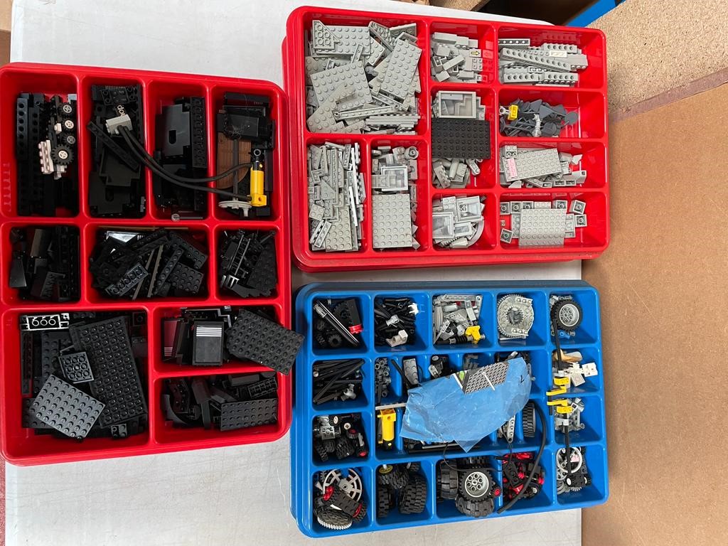 Lego - Large quantity of mixed Lego to include Knex, wheels, base plates, bricks (blue, white, - Image 7 of 8