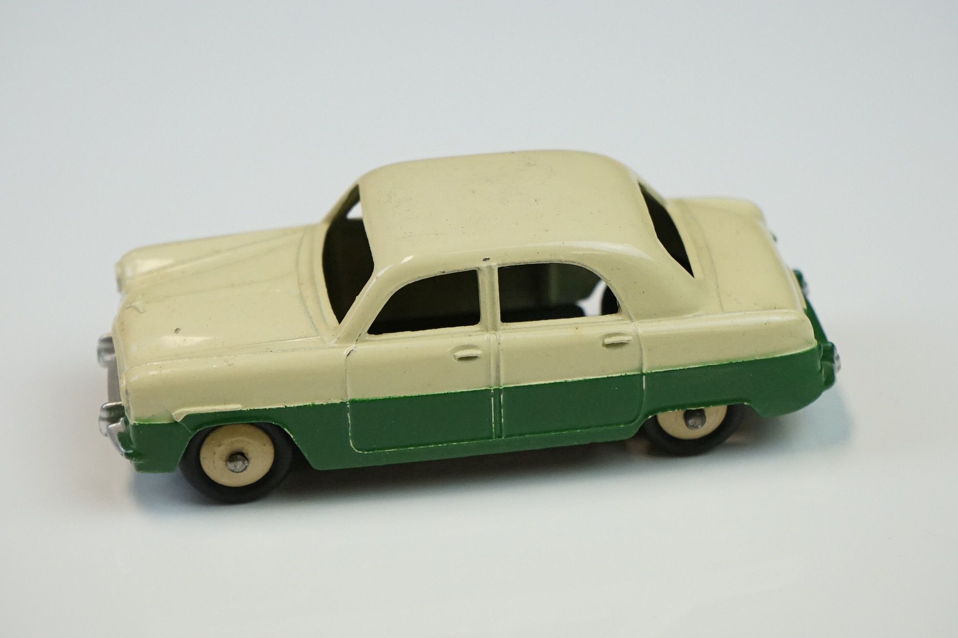 Four boxed Dinky diecast models to include French 518 Renault 4L in brick red, 162 Ford Zephyr - Image 4 of 37