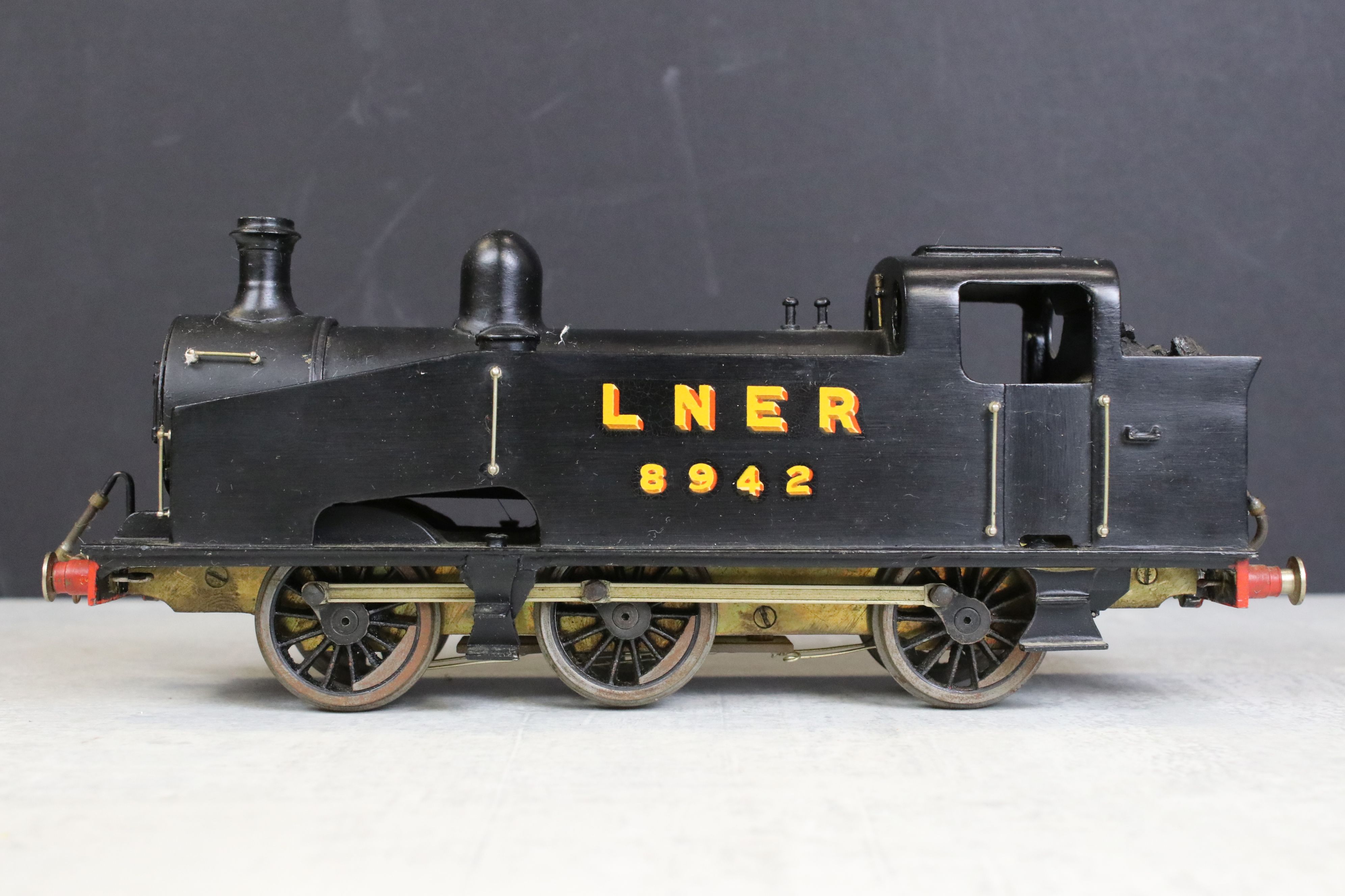 Kit built O gauge model railway - Well built metal LNER 0-6-0 Locomotive in black livery plus 3 x - Image 2 of 8