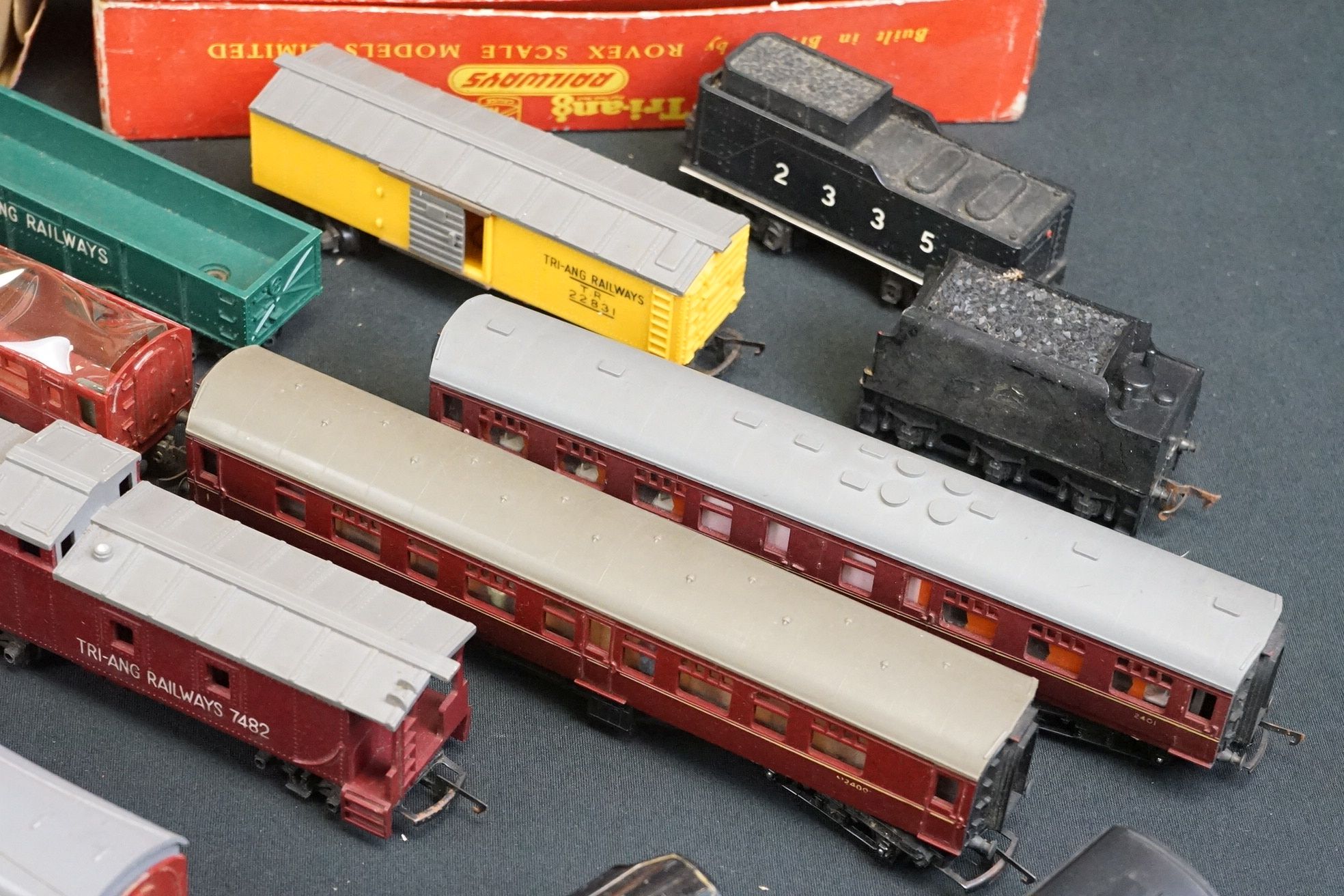 Collection of Triang OO gauge model railway to include boxed R156 SR Suburban Motor Coach, - Image 6 of 10