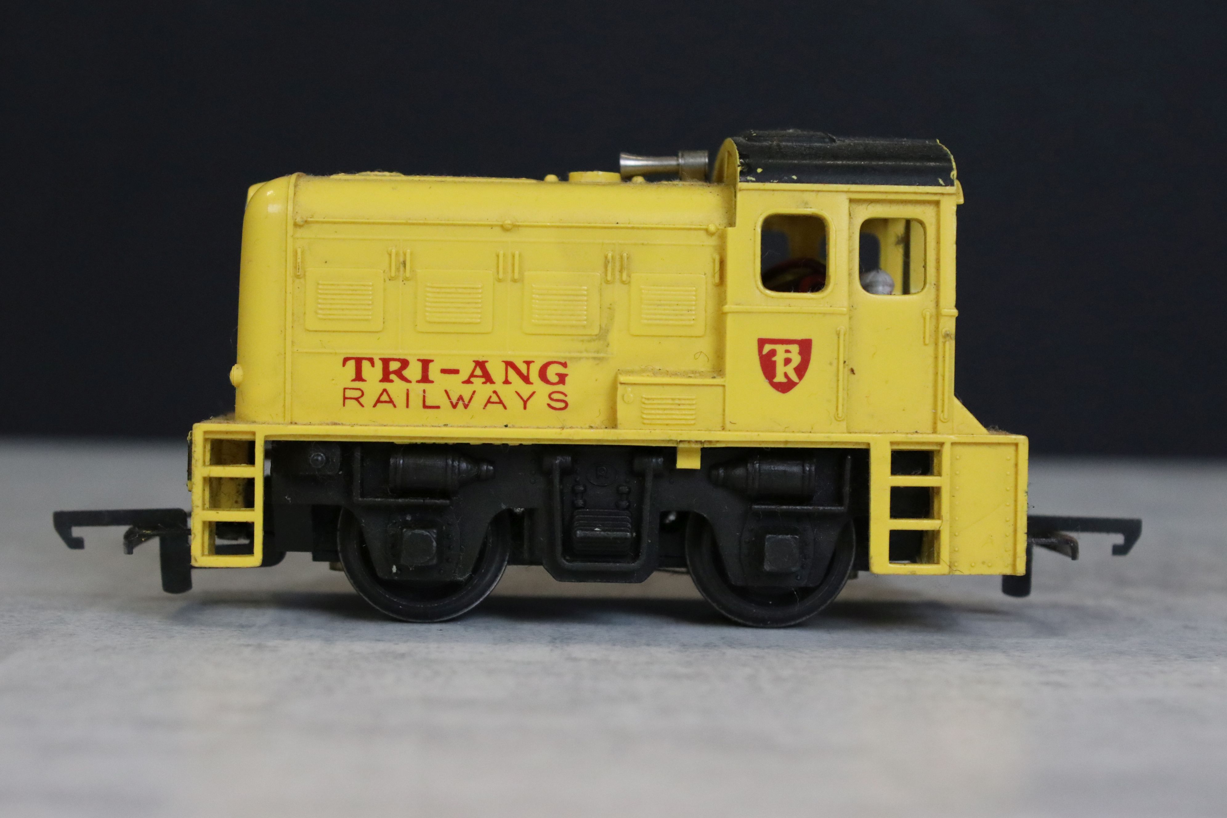 Quantity of OO gauge model railway to include 3 x Triang locomotives, Hornby 0-4-0 06008, 5 x - Image 9 of 14