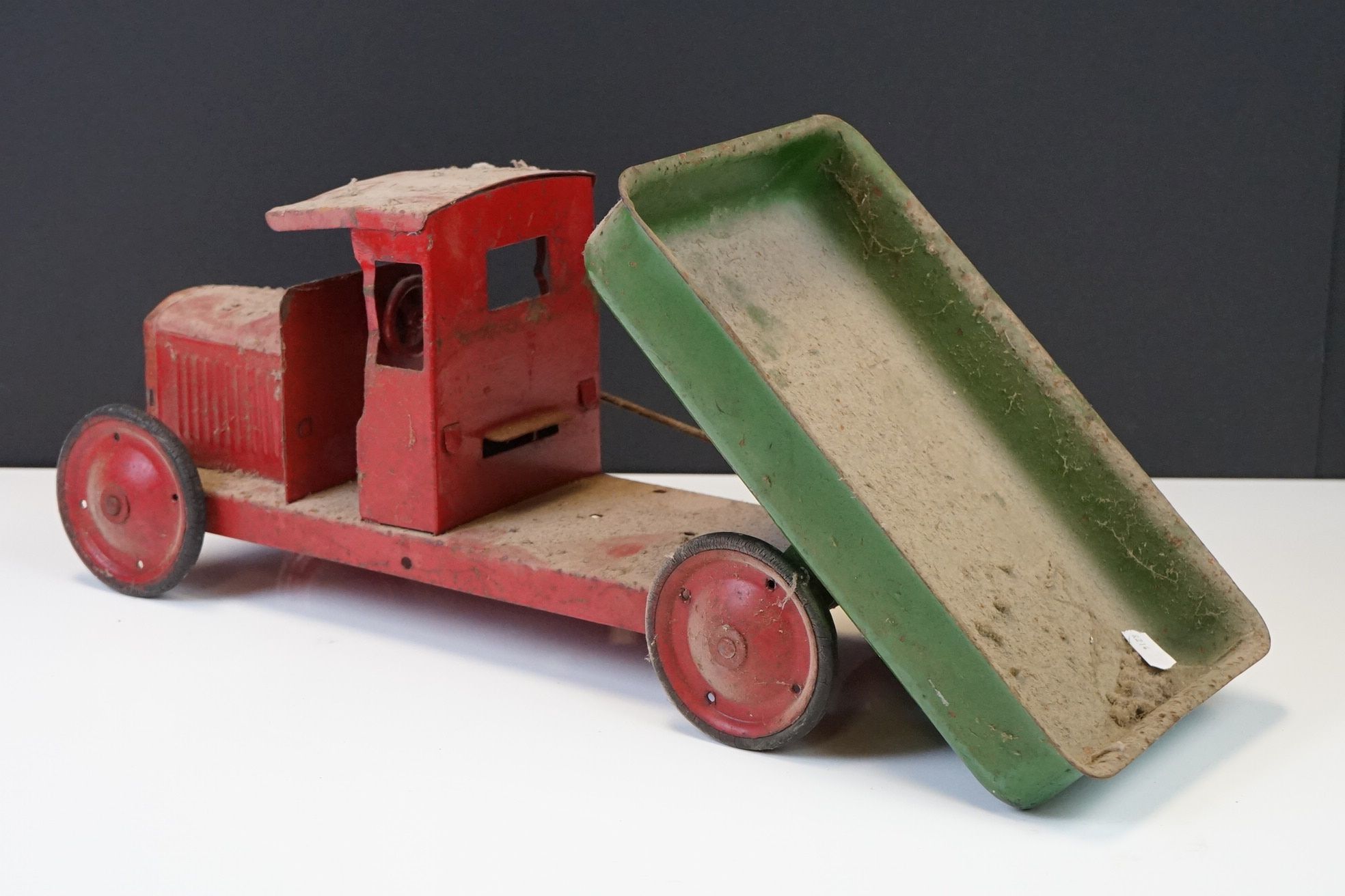 Six mid 20th C play worn tin plate models to include VW in maroon, fire engine with extending - Image 9 of 37