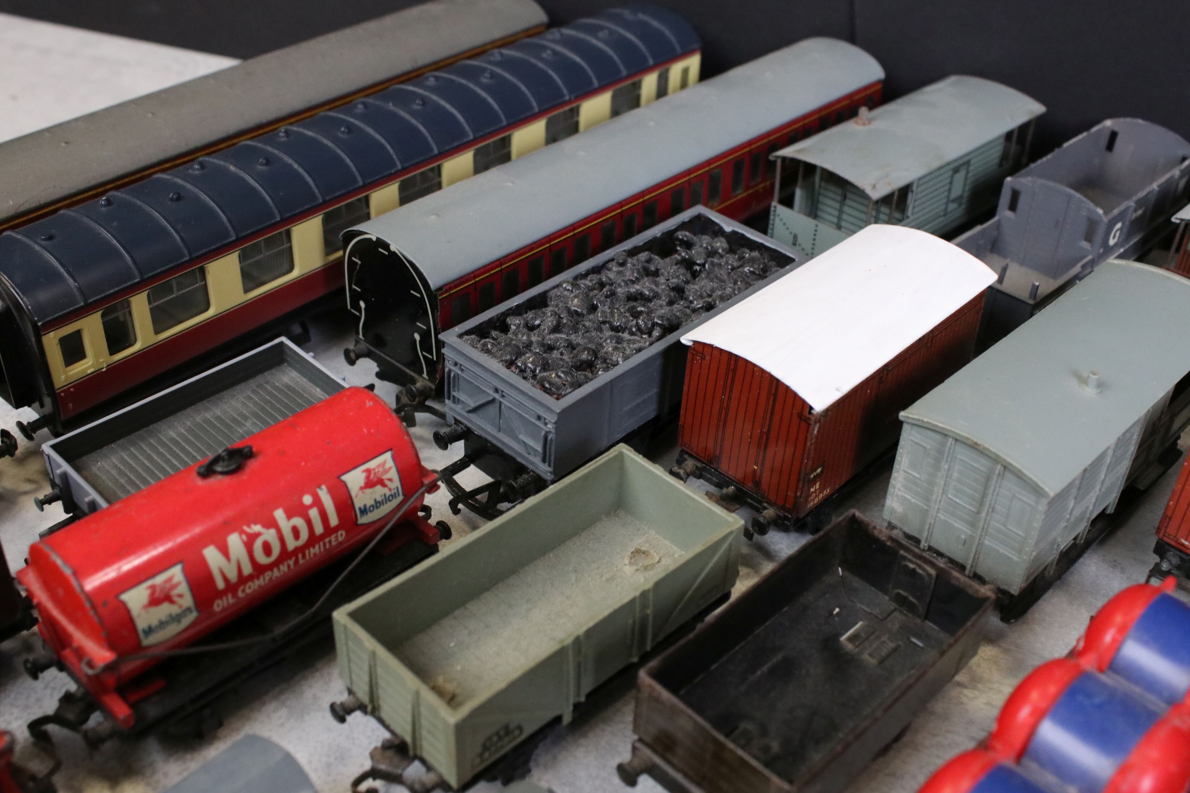 Collection of around 23 x OO gauge items of rolling stock featuring Hornby Dublo, Hornby, Lima etc - Image 4 of 23